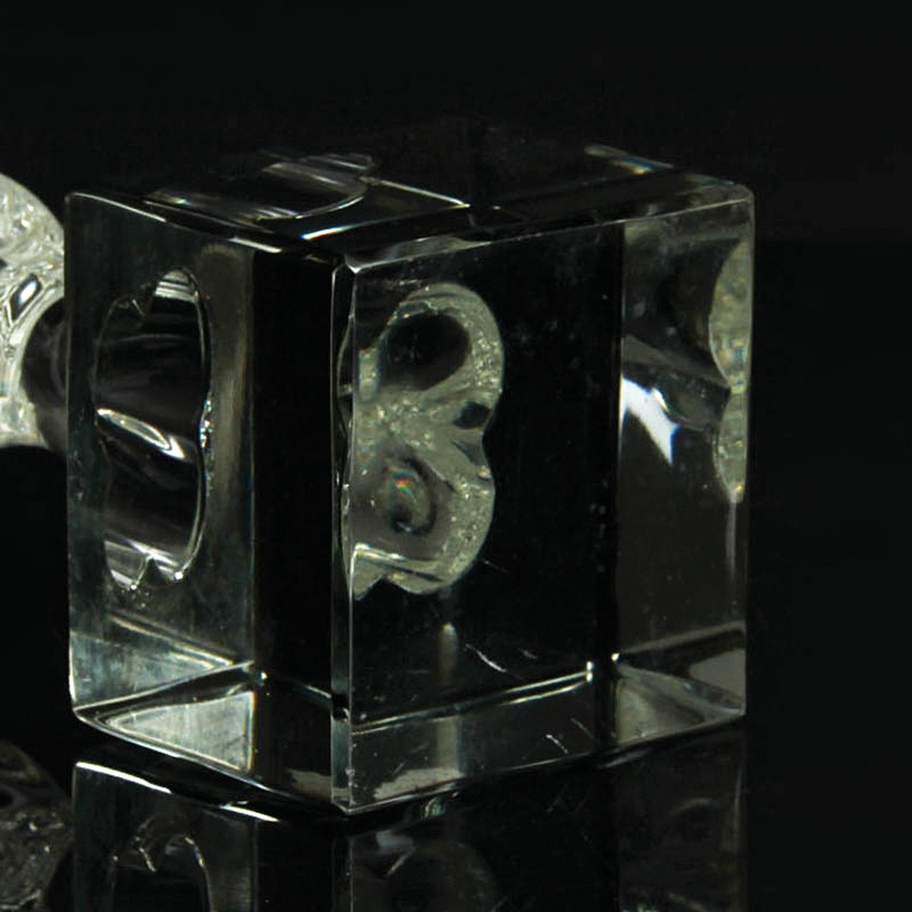 Detail c: Glasskulptur Liebende, Prof. Antonio da Ros für Cenedese, Murano, Italien, farbloses Glas, Liebespaar auf quadratischem Sockel, H. 30 cm