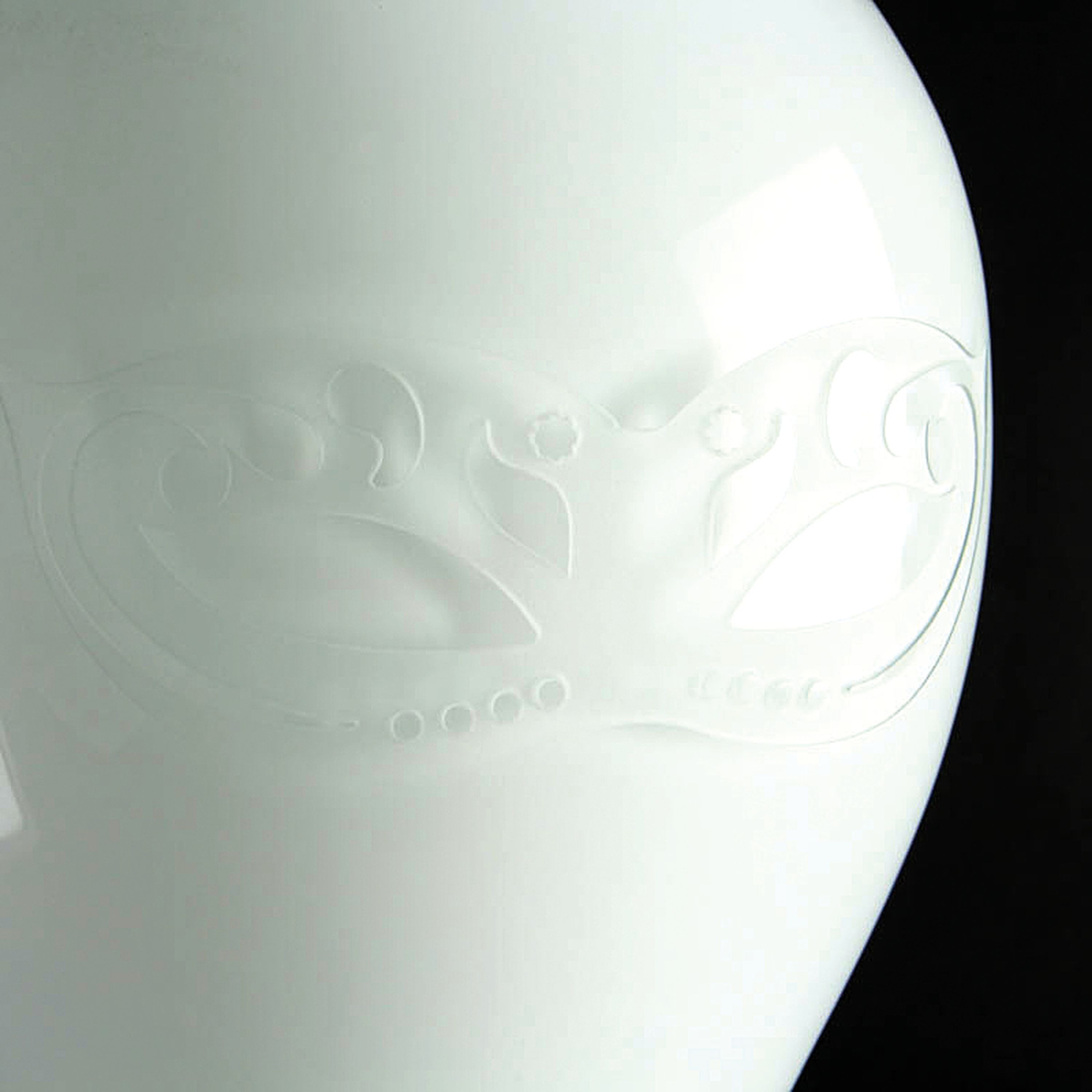 Detail c: Glasvase bzw. Skulptur, Roberto Cavalli, Murano, Italien, farbloses Glas, milchweisser Innenüberfang, zweiseitig eingeschliffene venezianische ...