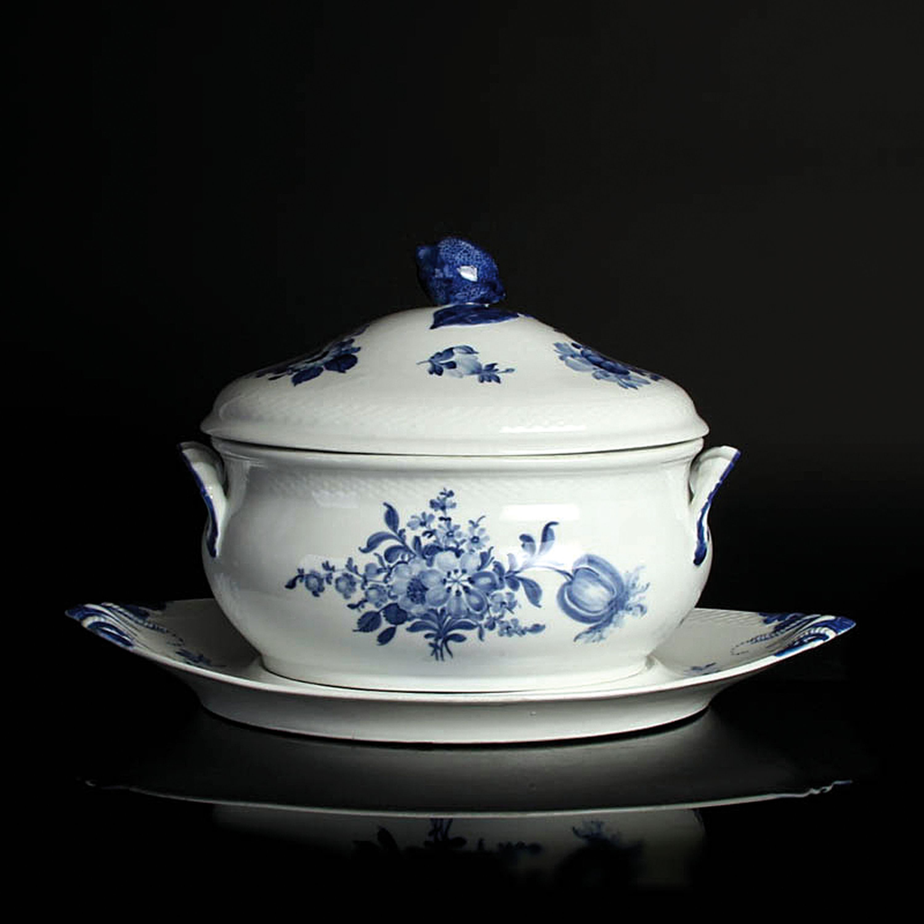 Große Suppenterrine, Royal Copenhagen, 20.Jh., Porzellan, Blaue Blume, Deckelterrine mit Unterteller, Zitrone als Deckelbekrönung, 50x30x30 cm, ...