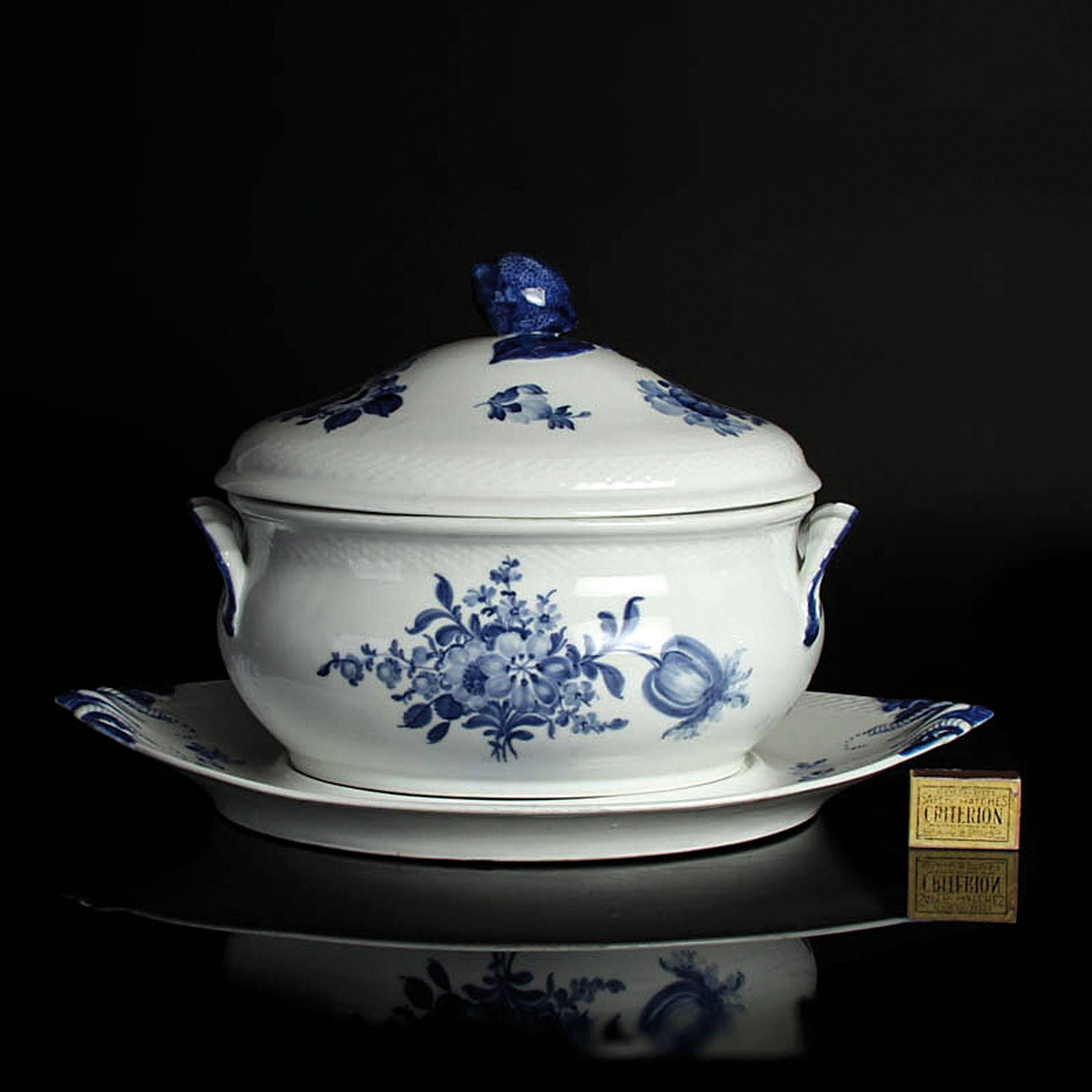 Detail a: Große Suppenterrine, Royal Copenhagen, 20.Jh., Porzellan, Blaue Blume, Deckelterrine mit Unterteller, Zitrone als Deckelbekrönung, 50x30x30 cm, ...