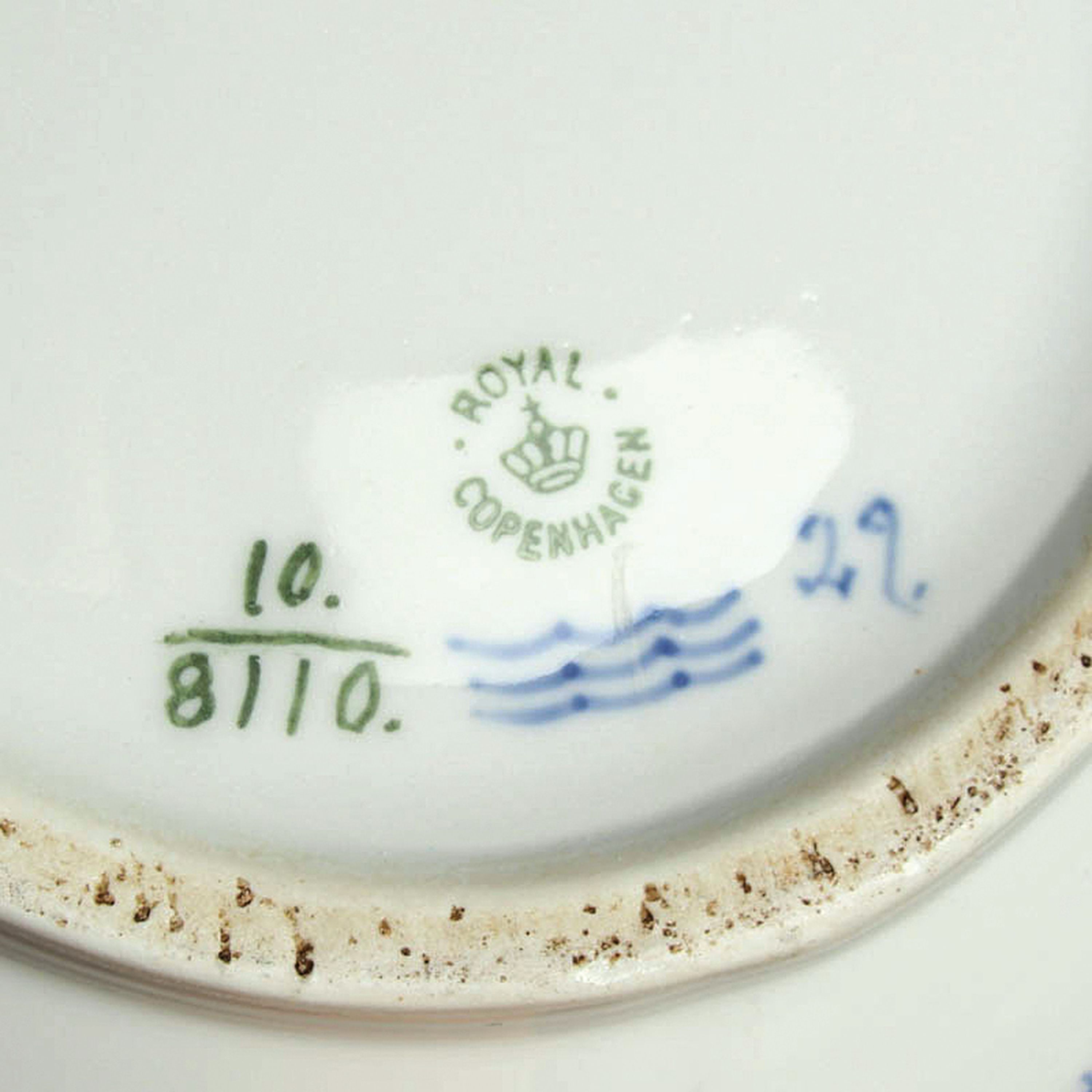 Detail b: Große Suppenterrine, Royal Copenhagen, 20.Jh., Porzellan, Blaue Blume, Deckelterrine mit Unterteller, Zitrone als Deckelbekrönung, 50x30x30 cm, ...