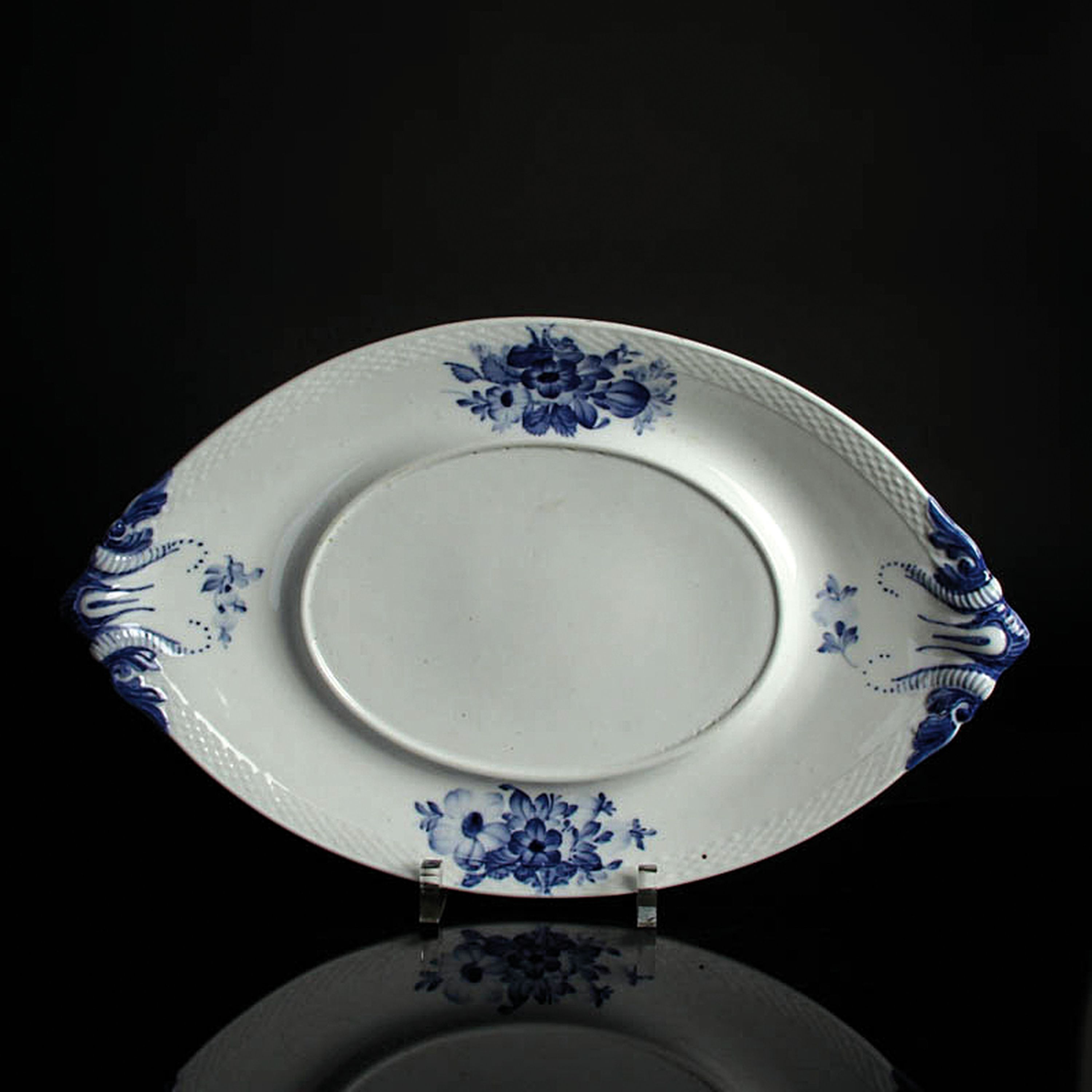 Detail c: Große Suppenterrine, Royal Copenhagen, 20.Jh., Porzellan, Blaue Blume, Deckelterrine mit Unterteller, Zitrone als Deckelbekrönung, 50x30x30 cm, ...