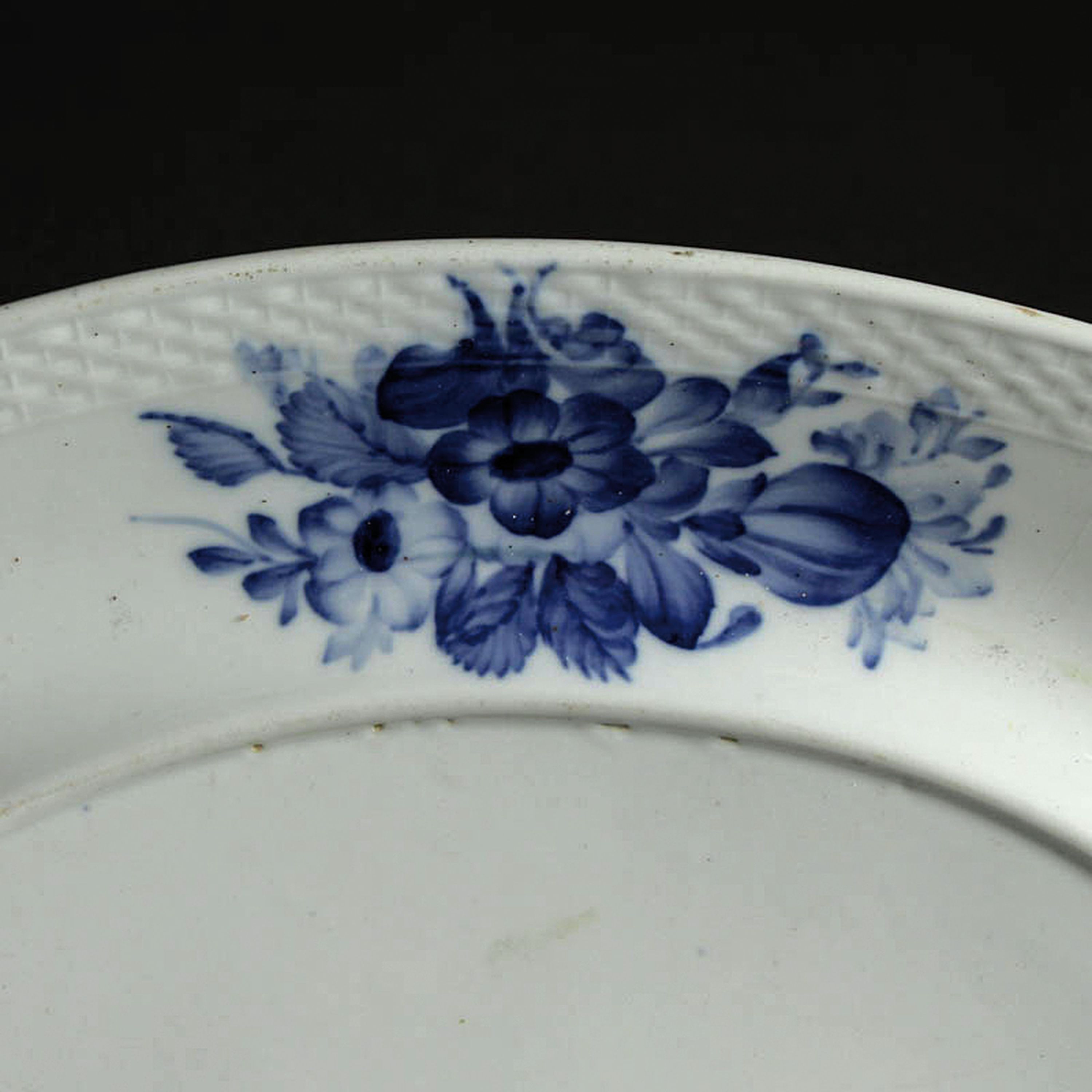 Detail d: Große Suppenterrine, Royal Copenhagen, 20.Jh., Porzellan, Blaue Blume, Deckelterrine mit Unterteller, Zitrone als Deckelbekrönung, 50x30x30 cm, ...