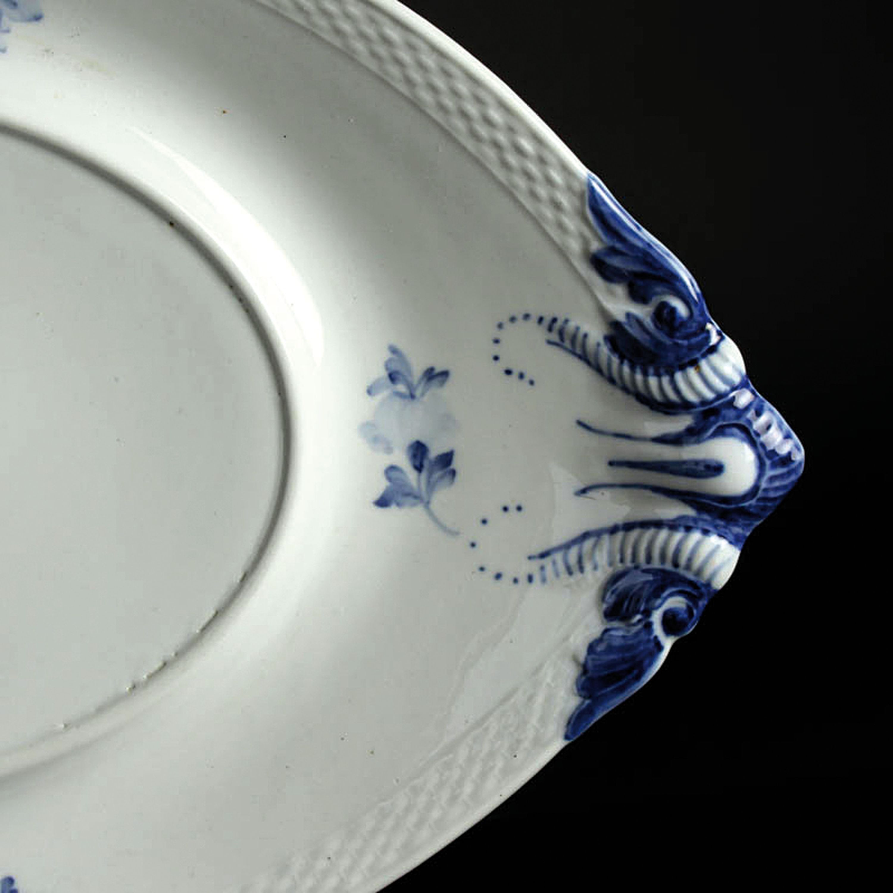 Detail e: Große Suppenterrine, Royal Copenhagen, 20.Jh., Porzellan, Blaue Blume, Deckelterrine mit Unterteller, Zitrone als Deckelbekrönung, 50x30x30 cm, ...