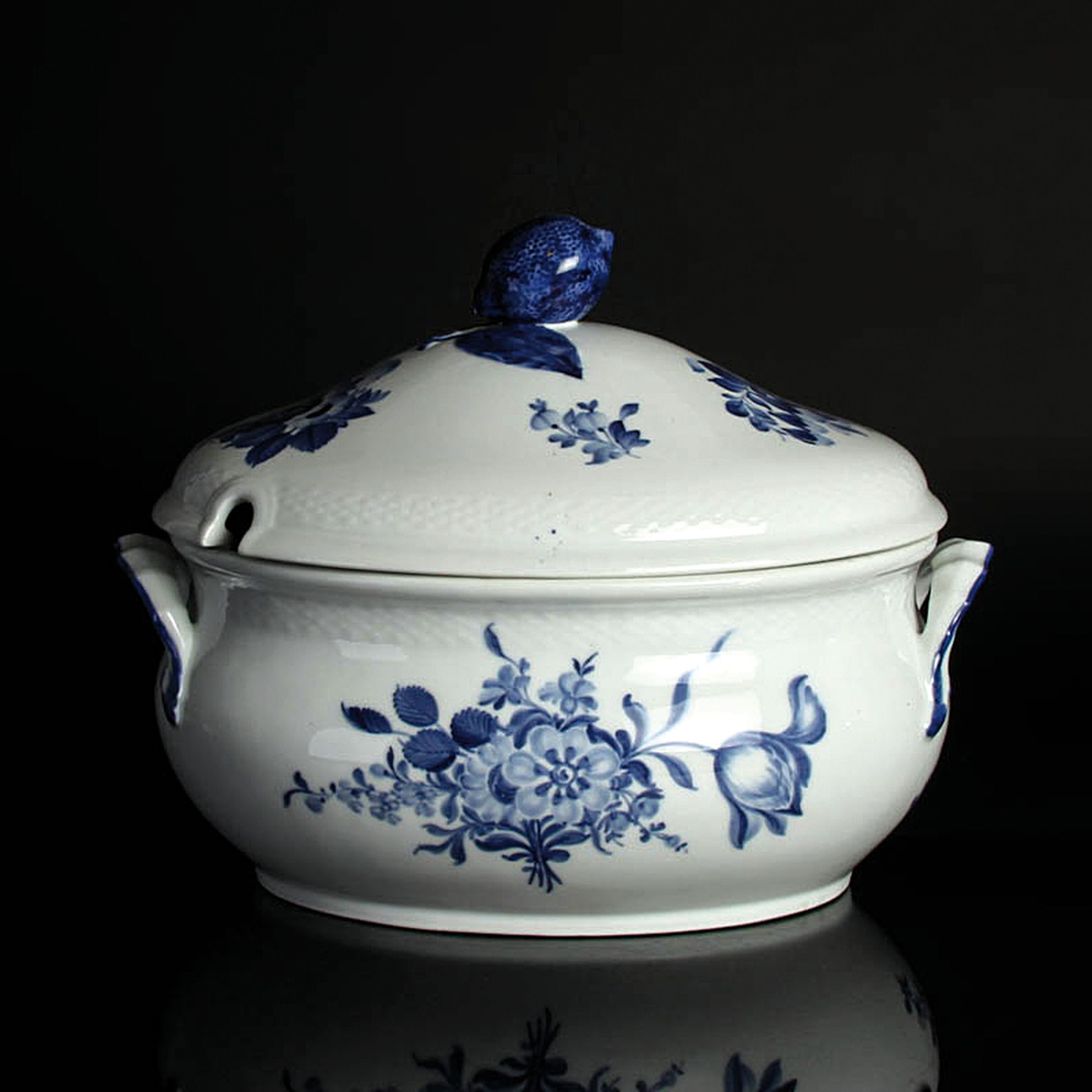 Detail f: Große Suppenterrine, Royal Copenhagen, 20.Jh., Porzellan, Blaue Blume, Deckelterrine mit Unterteller, Zitrone als Deckelbekrönung, 50x30x30 cm, ...