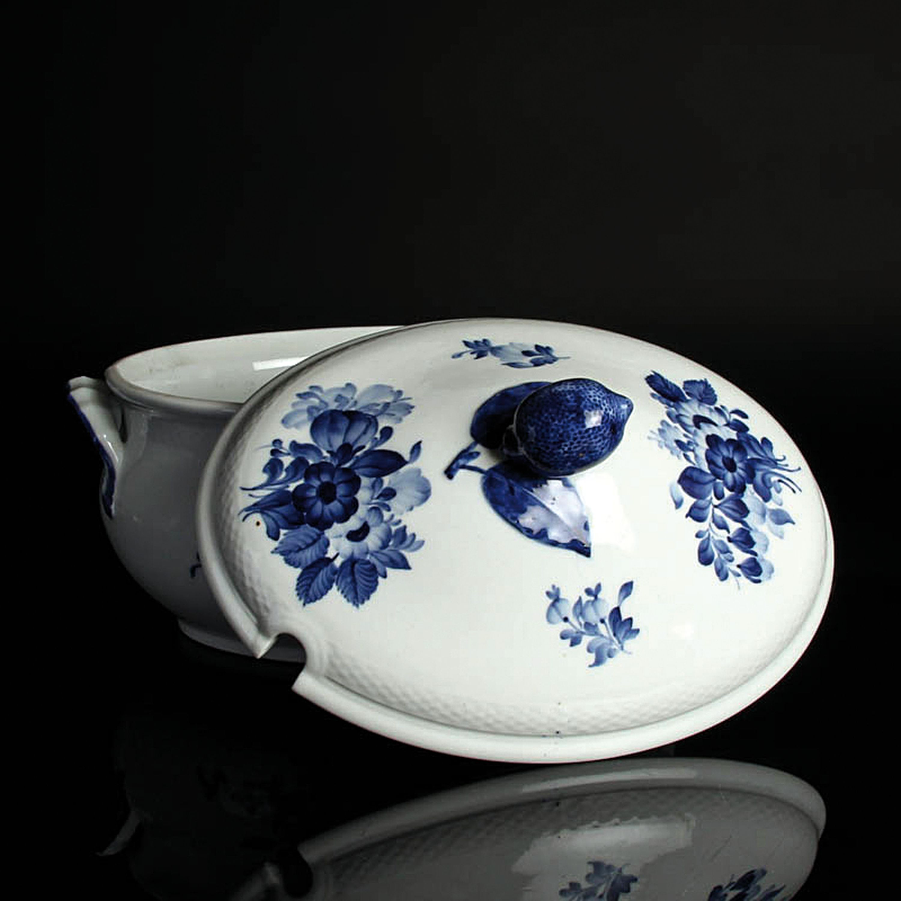 Detail g: Große Suppenterrine, Royal Copenhagen, 20.Jh., Porzellan, Blaue Blume, Deckelterrine mit Unterteller, Zitrone als Deckelbekrönung, 50x30x30 cm, ...
