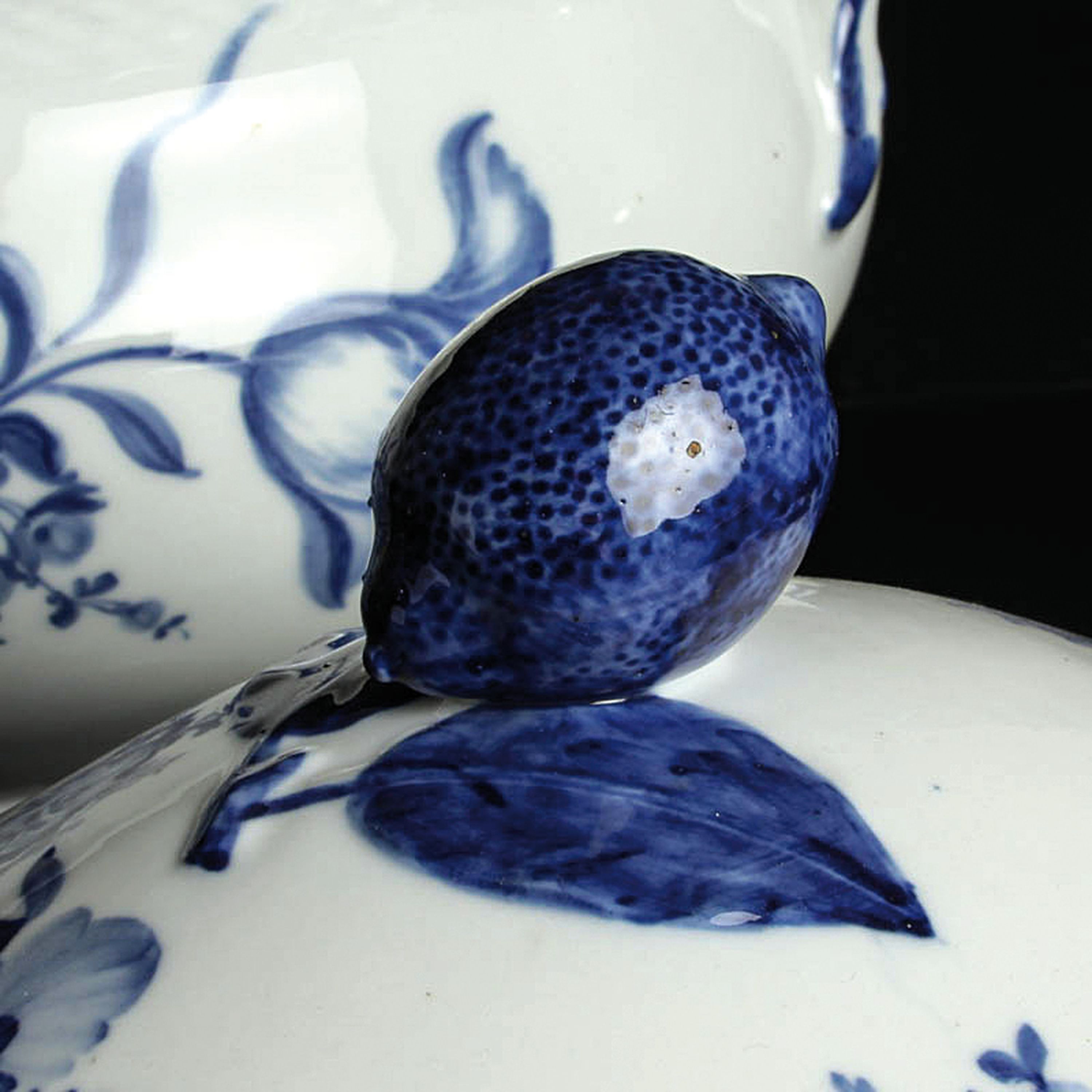 Detail h: Große Suppenterrine, Royal Copenhagen, 20.Jh., Porzellan, Blaue Blume, Deckelterrine mit Unterteller, Zitrone als Deckelbekrönung, 50x30x30 cm, ...