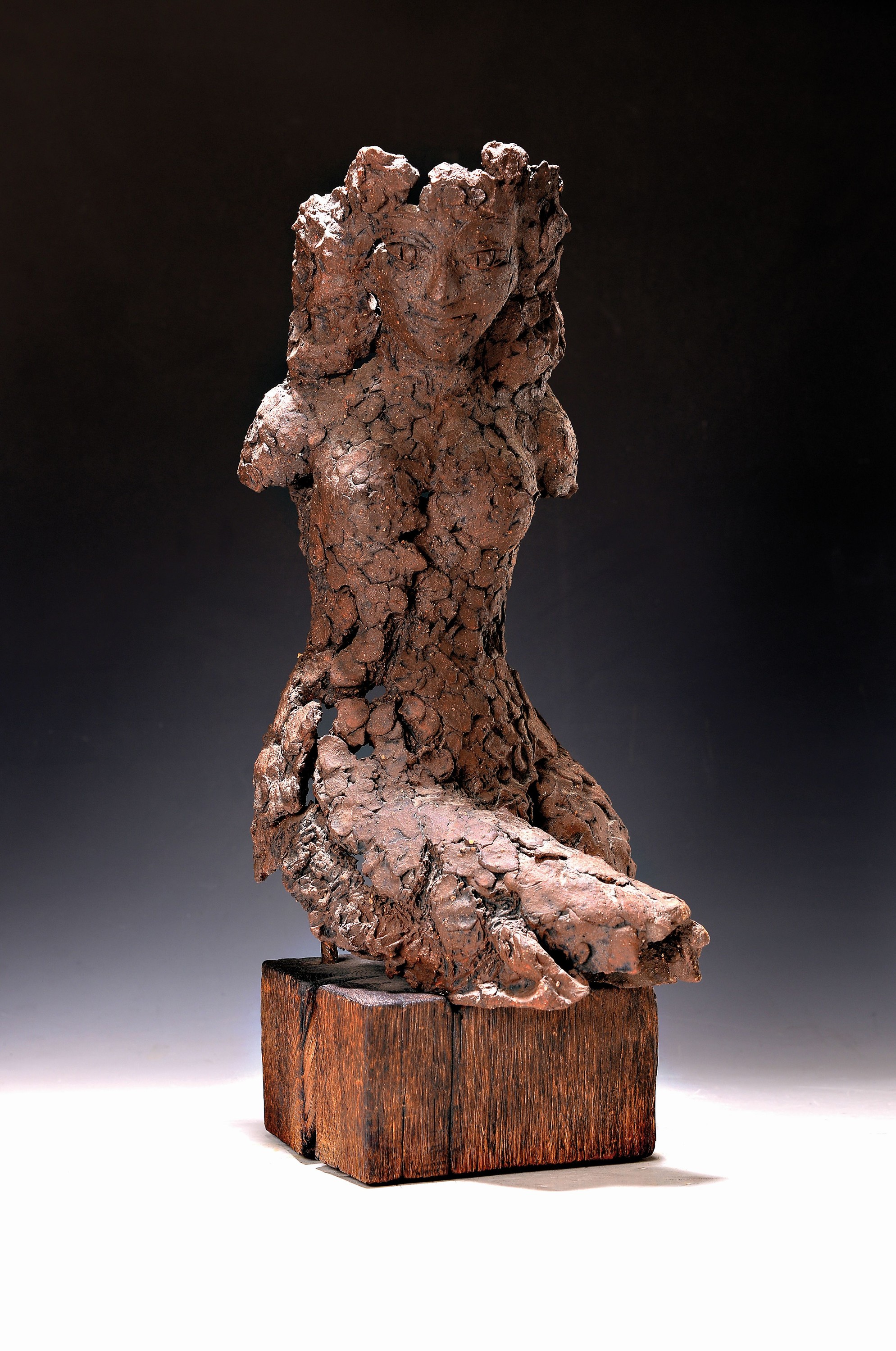 Klaus-Jürgen Luckey, 1934-2001 Hamburg, Keramik-Skulptur, weiblicher Akt, nonfinite Oberfläche, auf Holzsockel, mit Künstlerplakette, H. ges. 47 cm