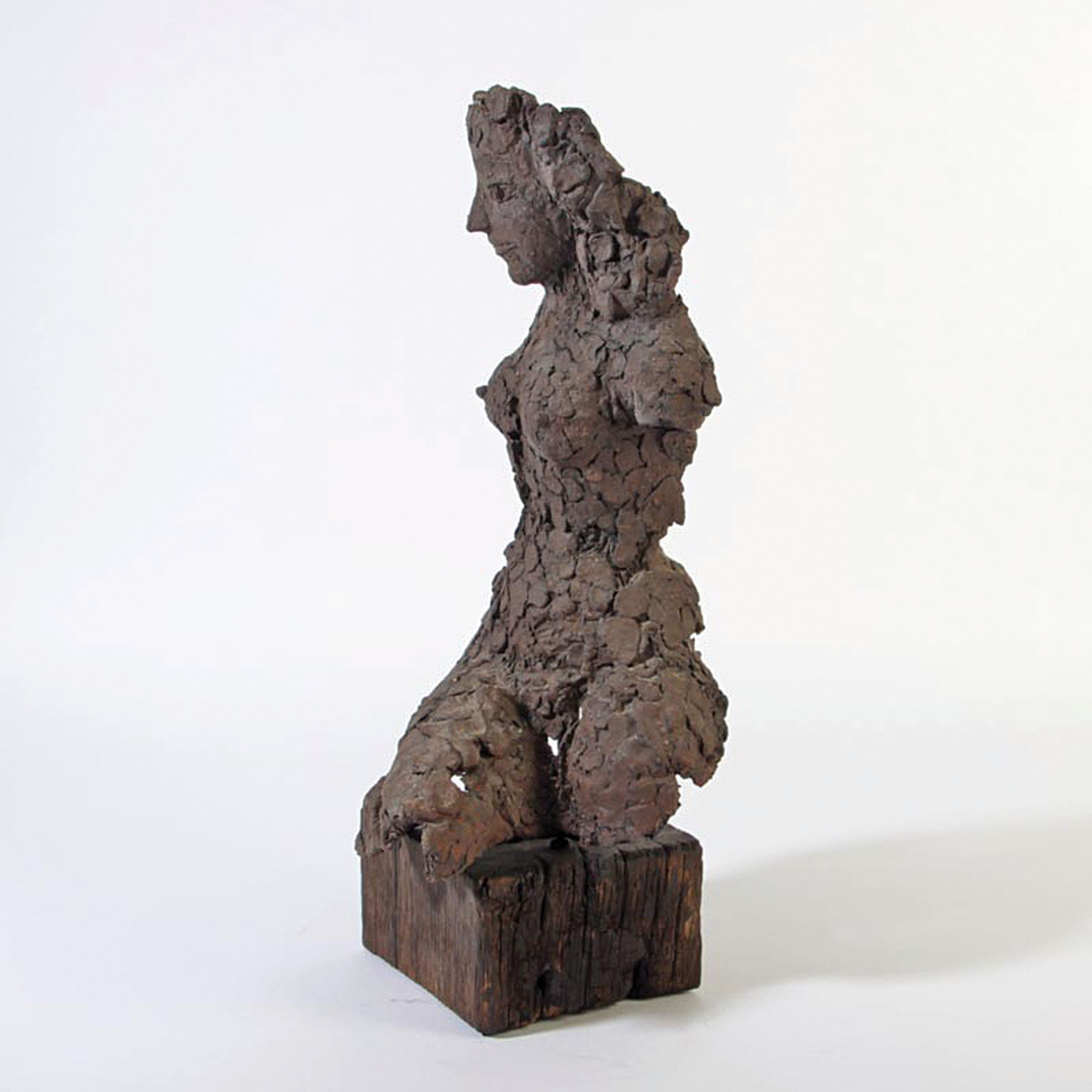 Detail b: Klaus-Jürgen Luckey, 1934-2001 Hamburg, Keramik-Skulptur, weiblicher Akt, nonfinite Oberfläche, auf Holzsockel, mit Künstlerplakette, H. ges. 47 cm