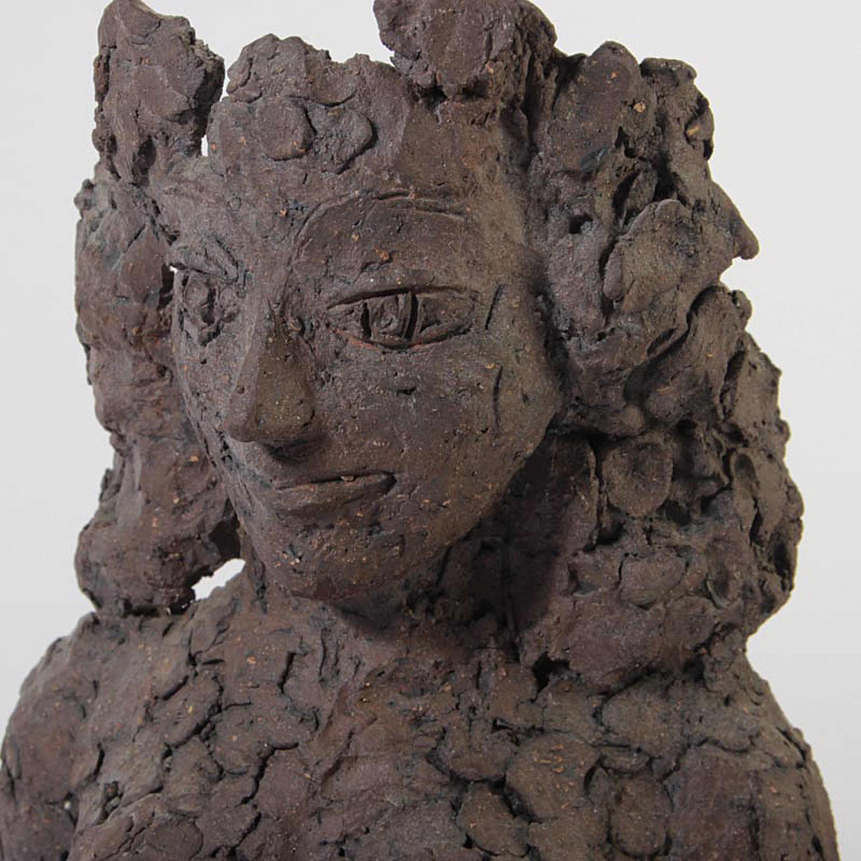 Detail d: Klaus-Jürgen Luckey, 1934-2001 Hamburg, Keramik-Skulptur, weiblicher Akt, nonfinite Oberfläche, auf Holzsockel, mit Künstlerplakette, H. ges. 47 cm