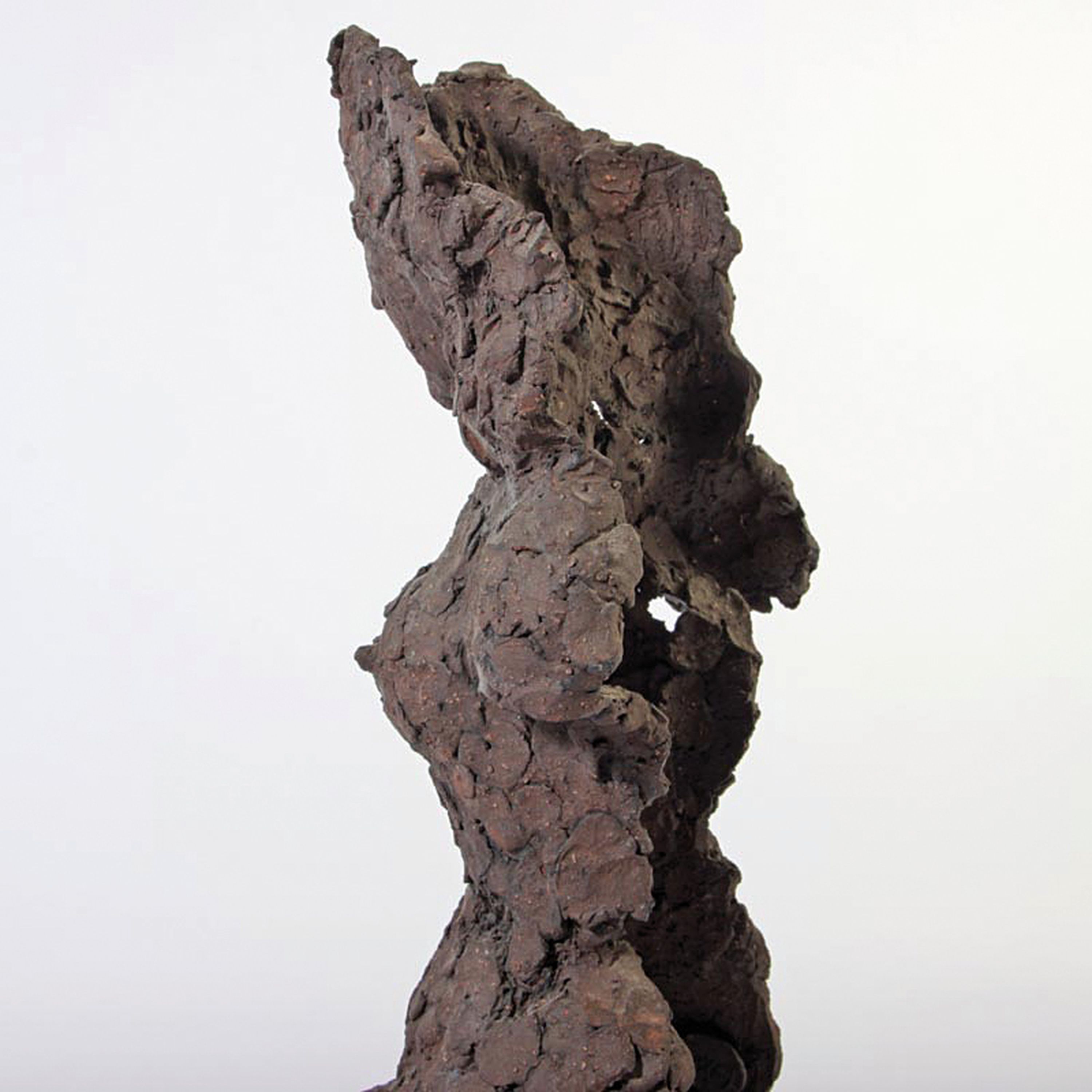 Detail e: Klaus-Jürgen Luckey, 1934-2001 Hamburg, Keramik-Skulptur, weiblicher Akt, nonfinite Oberfläche, auf Holzsockel, mit Künstlerplakette, H. ges. 47 cm