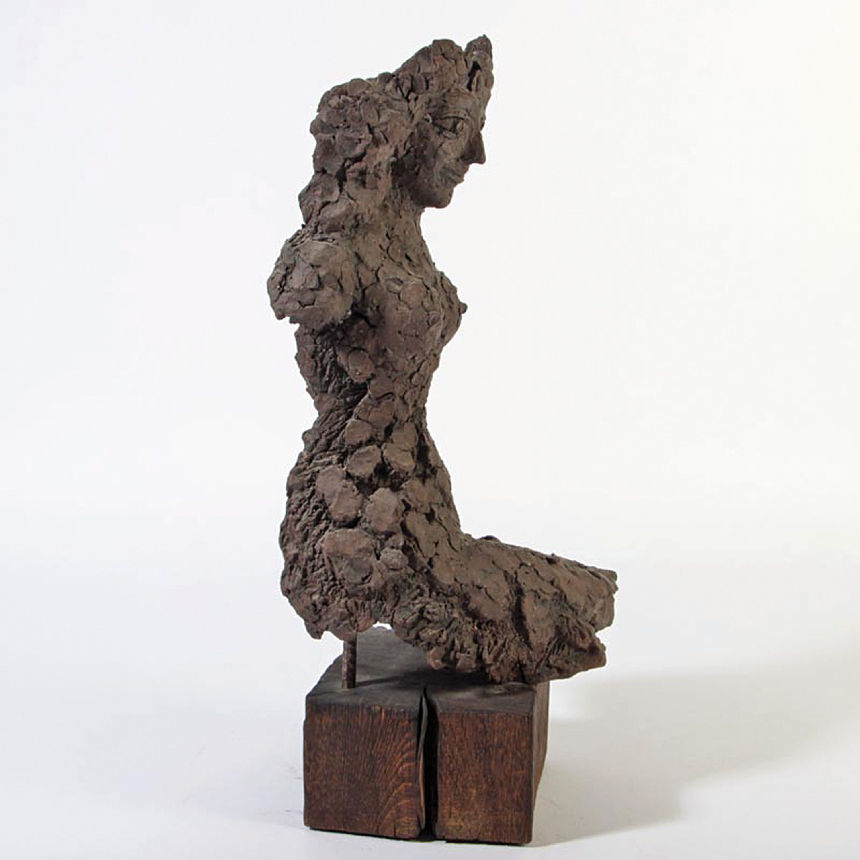 Detail l: Klaus-Jürgen Luckey, 1934-2001 Hamburg, Keramik-Skulptur, weiblicher Akt, nonfinite Oberfläche, auf Holzsockel, mit Künstlerplakette, H. ges. 47 cm