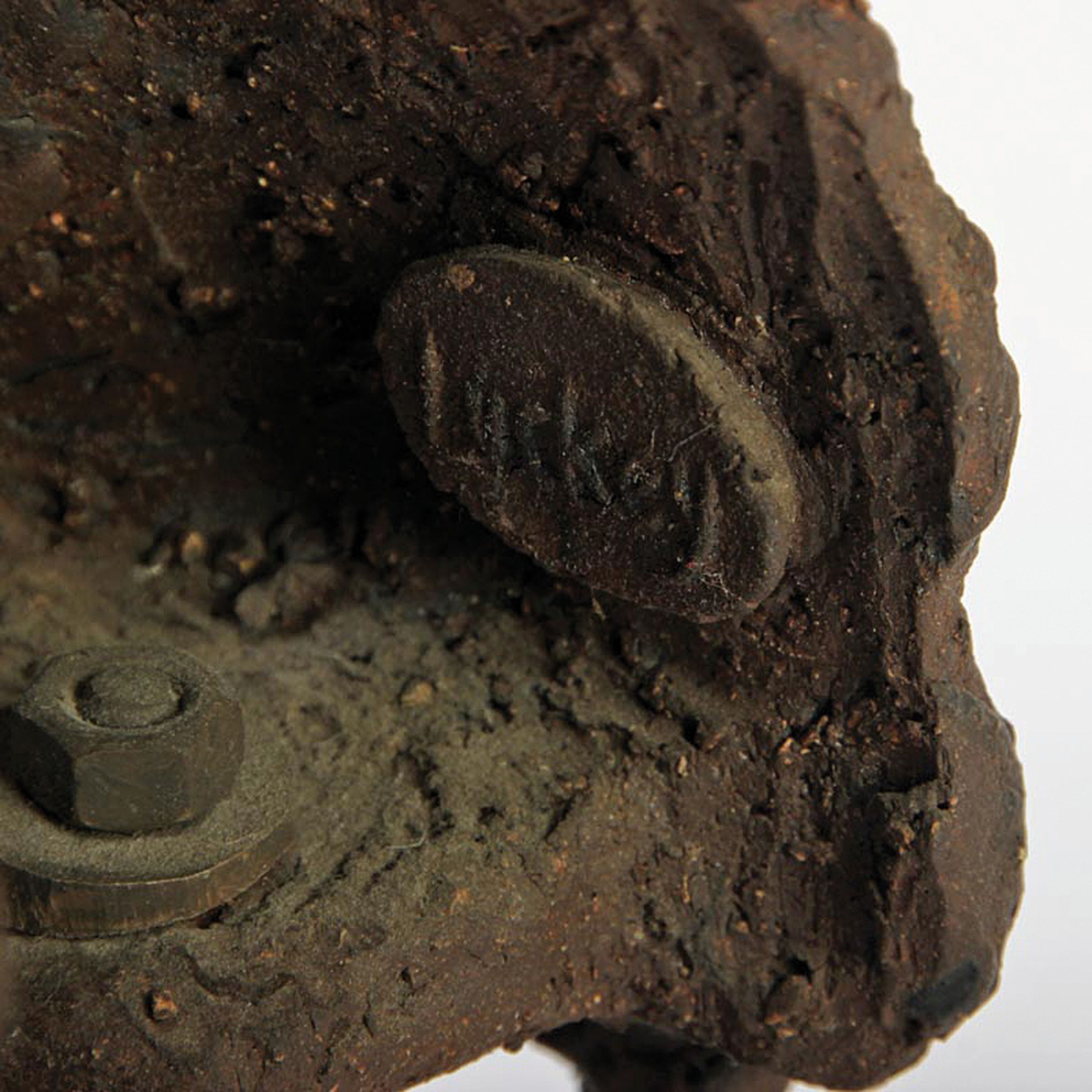 Detail q: Klaus-Jürgen Luckey, 1934-2001 Hamburg, Keramik-Skulptur, weiblicher Akt, nonfinite Oberfläche, auf Holzsockel, mit Künstlerplakette, H. ges. 47 cm