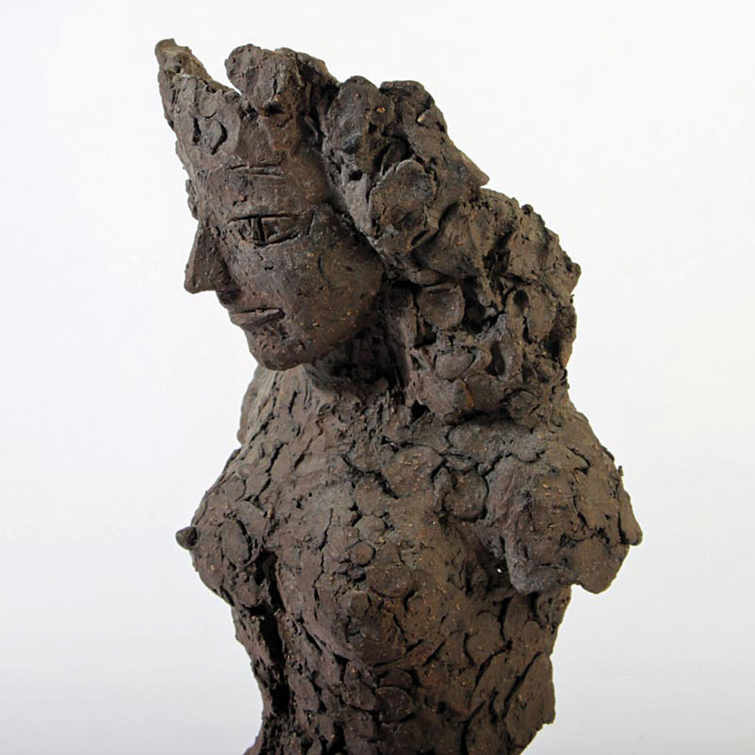 Detail r: Klaus-Jürgen Luckey, 1934-2001 Hamburg, Keramik-Skulptur, weiblicher Akt, nonfinite Oberfläche, auf Holzsockel, mit Künstlerplakette, H. ges. 47 cm