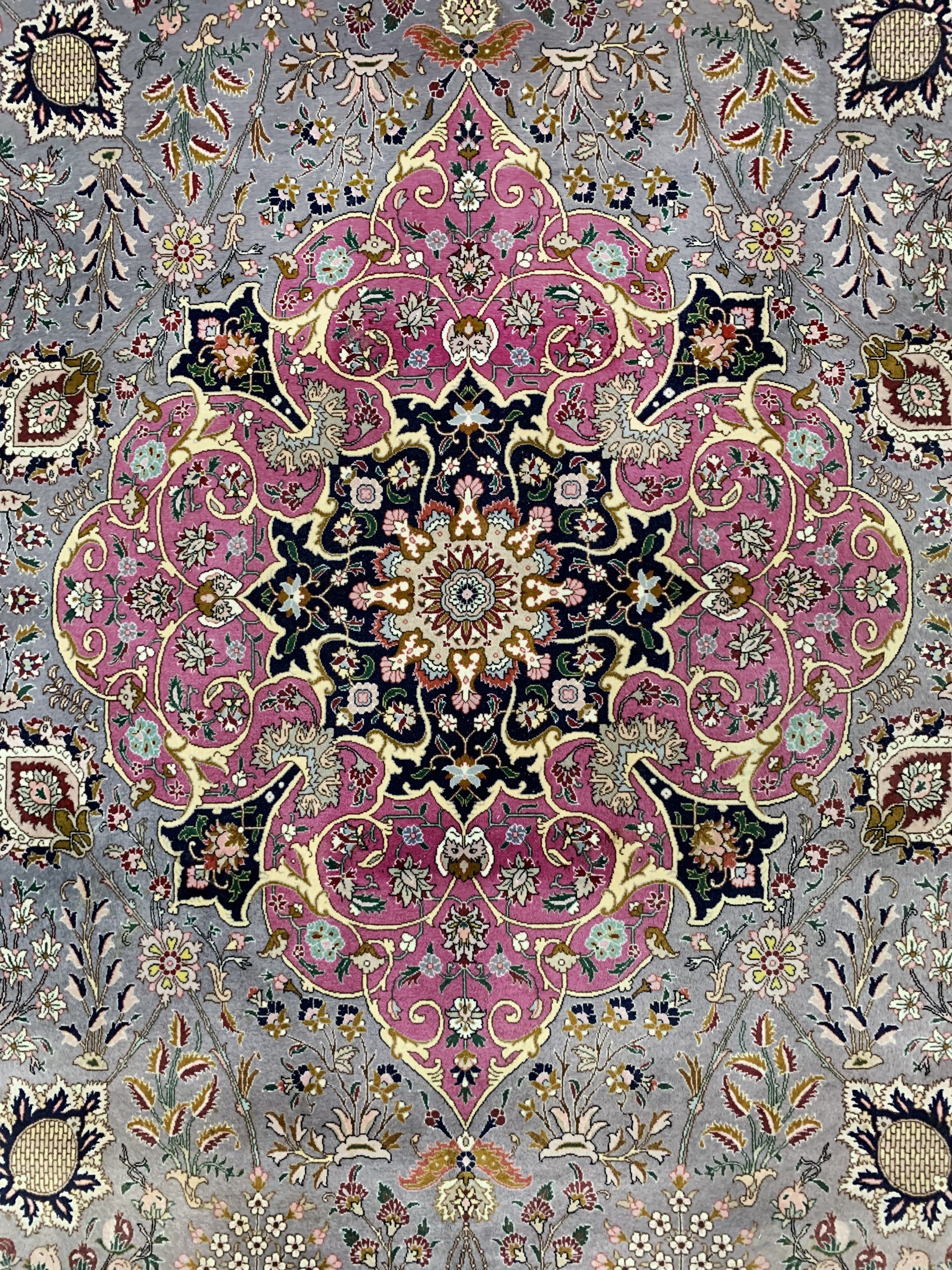 Detail c: Täbriz fein(50 Raj), Persien, Mitte 20.Jhd,Korkwolle auf Baumwolle, ca. 402 x 300 cm, ca.500.000 Kn/qm, verblasst, EHZ: 2
