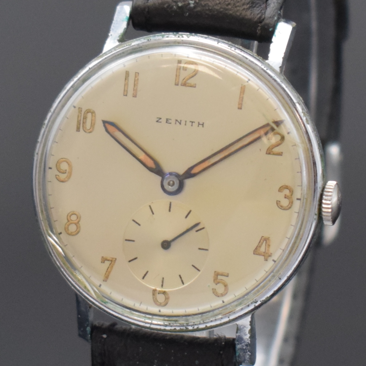 Detail a: ZENITH Herrenarmbanduhr, Handaufzug, Schweiz um 1940, verchr. Metallgeh. ber., Edelstahlboden aufgedr., silb. orig. Zifferbl. altersbed. fl./pat., ...
