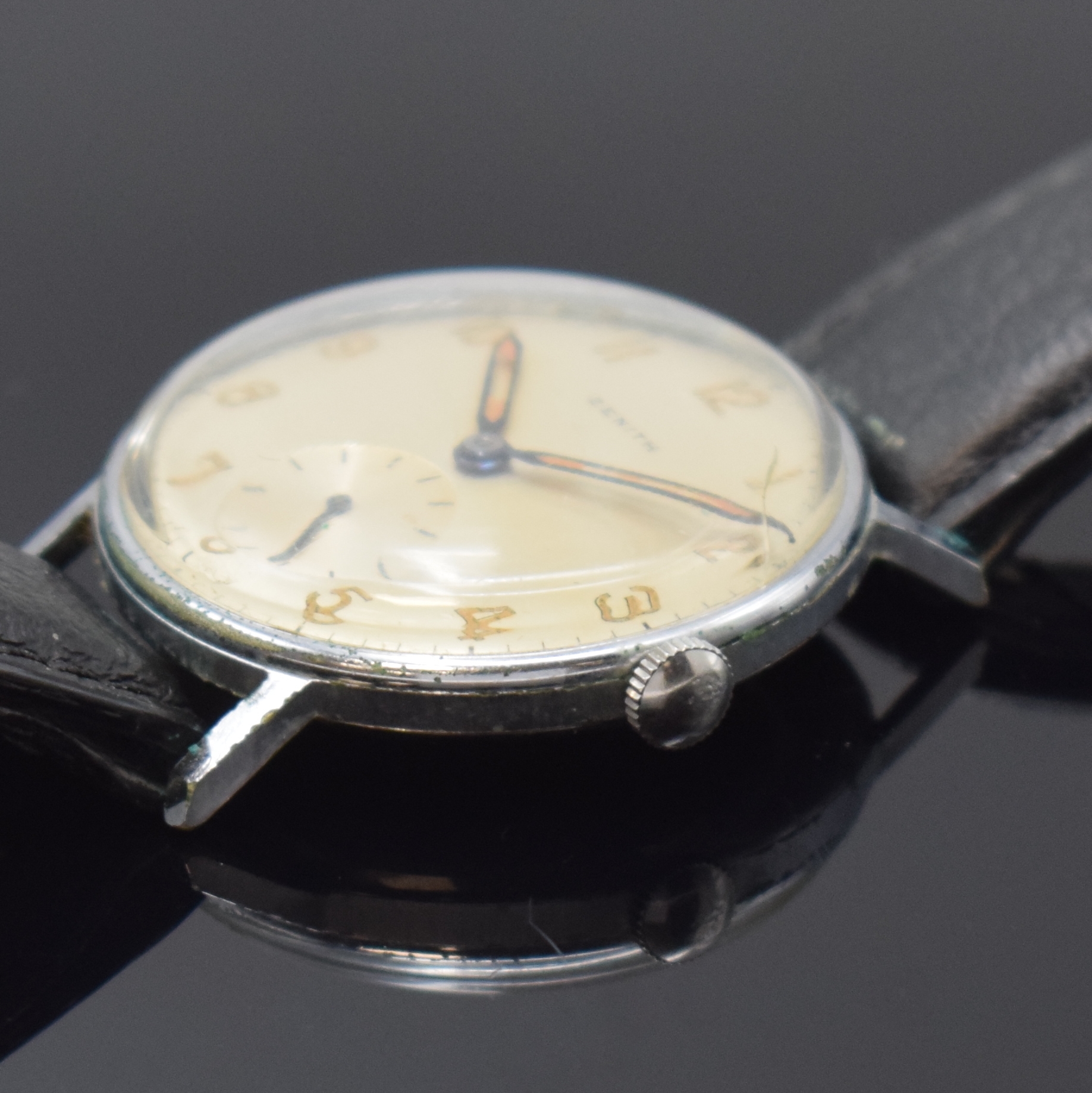 Detail b: ZENITH Herrenarmbanduhr, Handaufzug, Schweiz um 1940, verchr. Metallgeh. ber., Edelstahlboden aufgedr., silb. orig. Zifferbl. altersbed. fl./pat., ...
