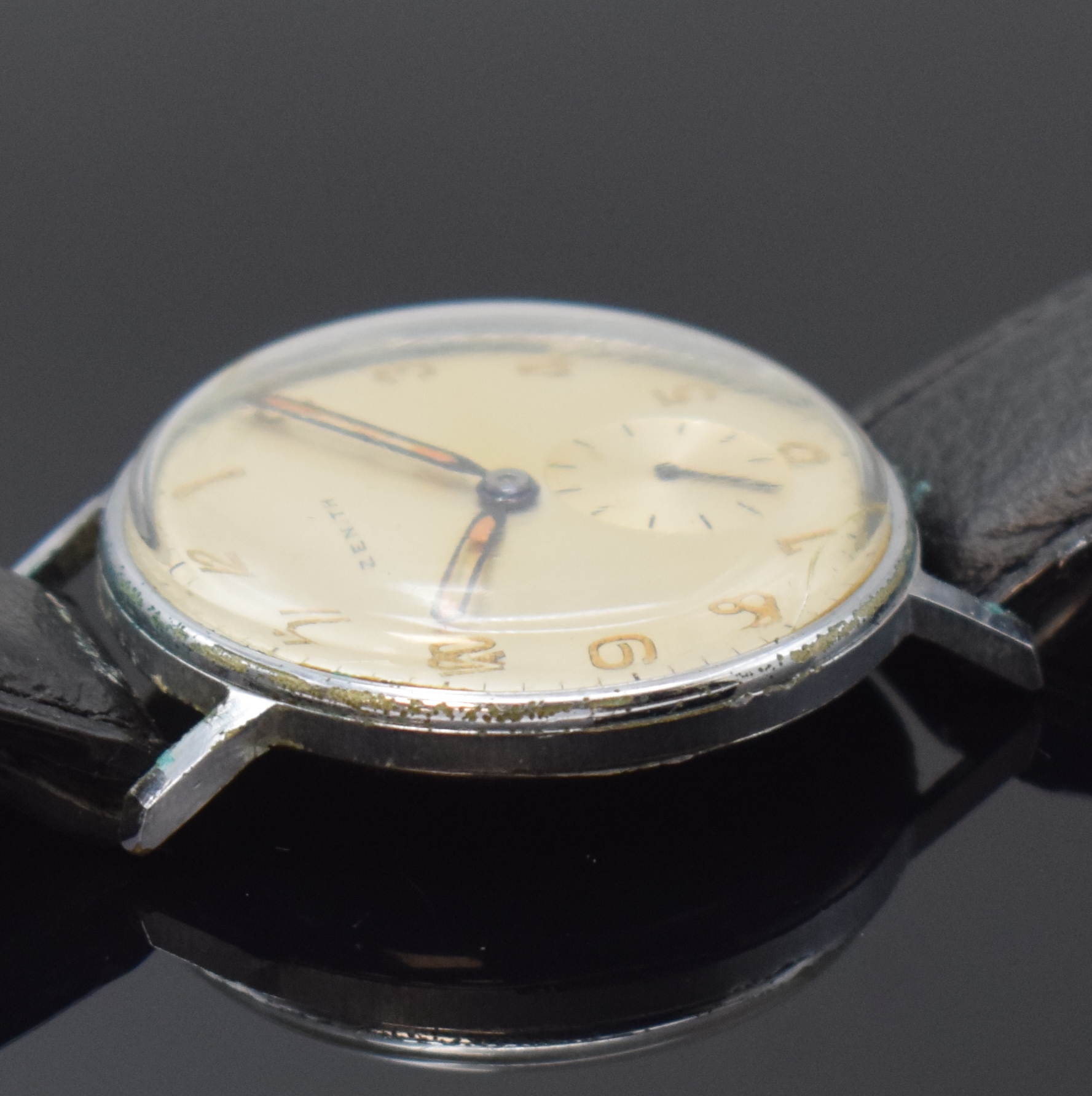 Detail c: ZENITH Herrenarmbanduhr, Handaufzug, Schweiz um 1940, verchr. Metallgeh. ber., Edelstahlboden aufgedr., silb. orig. Zifferbl. altersbed. fl./pat., ...