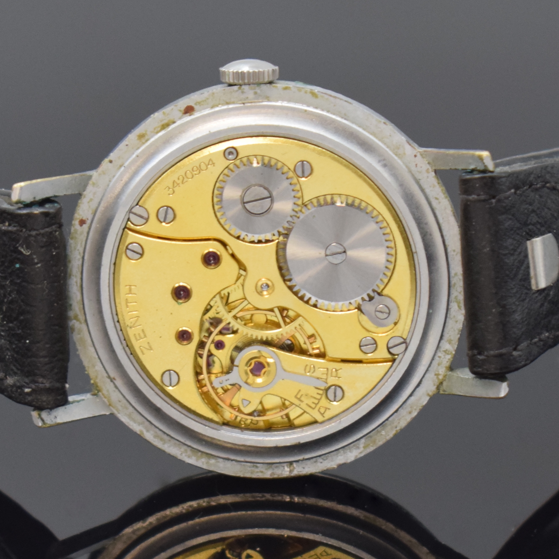Detail e: ZENITH Herrenarmbanduhr, Handaufzug, Schweiz um 1940, verchr. Metallgeh. ber., Edelstahlboden aufgedr., silb. orig. Zifferbl. altersbed. fl./pat., ...