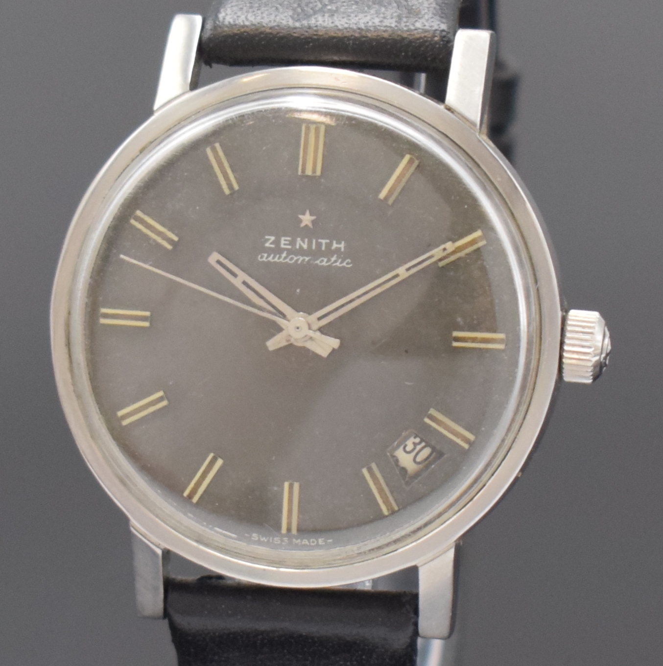 Detail a: ZENITH Herrenarmbanduhr, Automatik, Schweiz um 1965, Edelstahlgeh., Boden verschr., silbergraues Zifferbl. m. aufgel. Indizes altersbed., fl./pat., ...