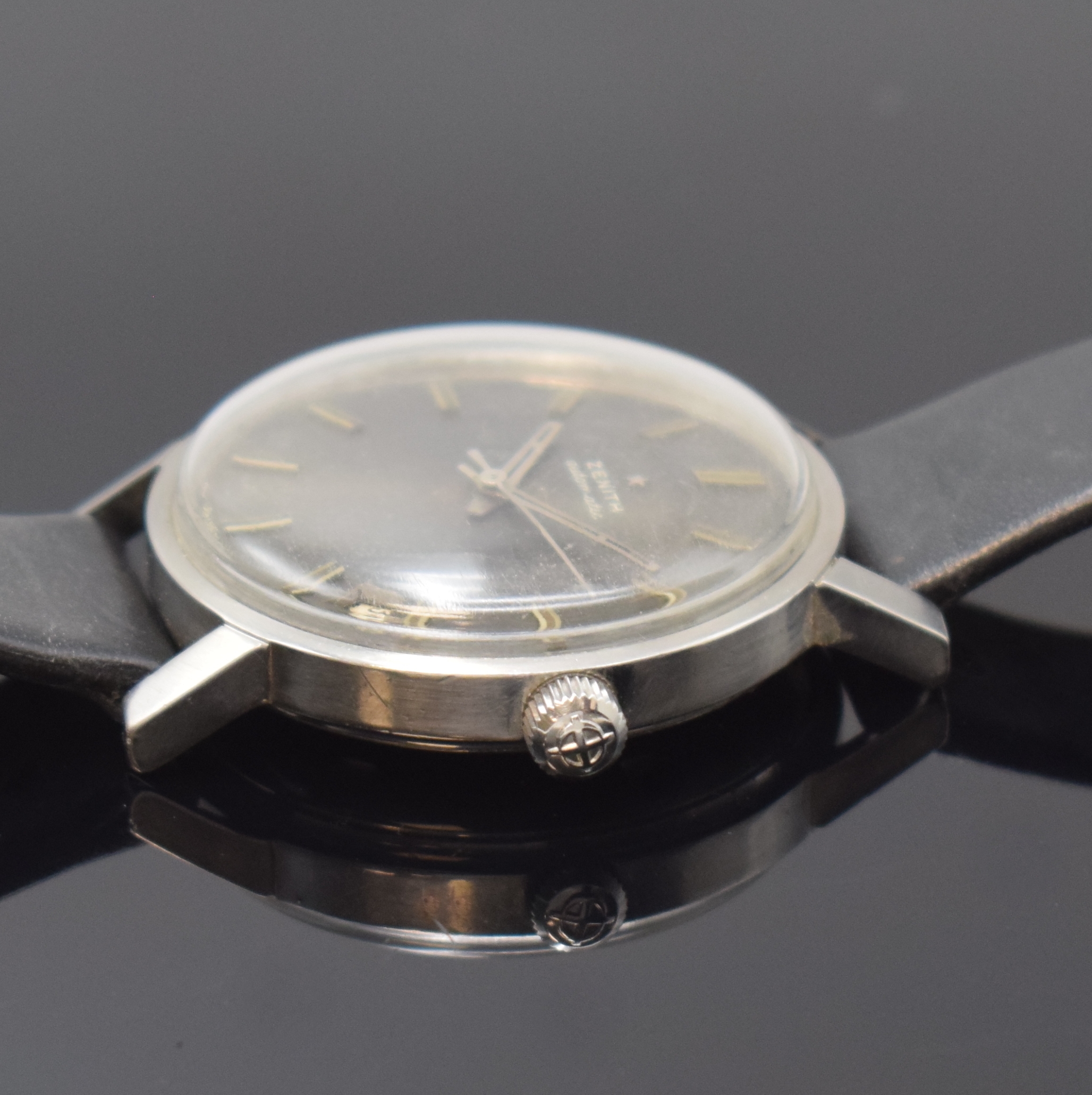 Detail b: ZENITH Herrenarmbanduhr, Automatik, Schweiz um 1965, Edelstahlgeh., Boden verschr., silbergraues Zifferbl. m. aufgel. Indizes altersbed., fl./pat., ...