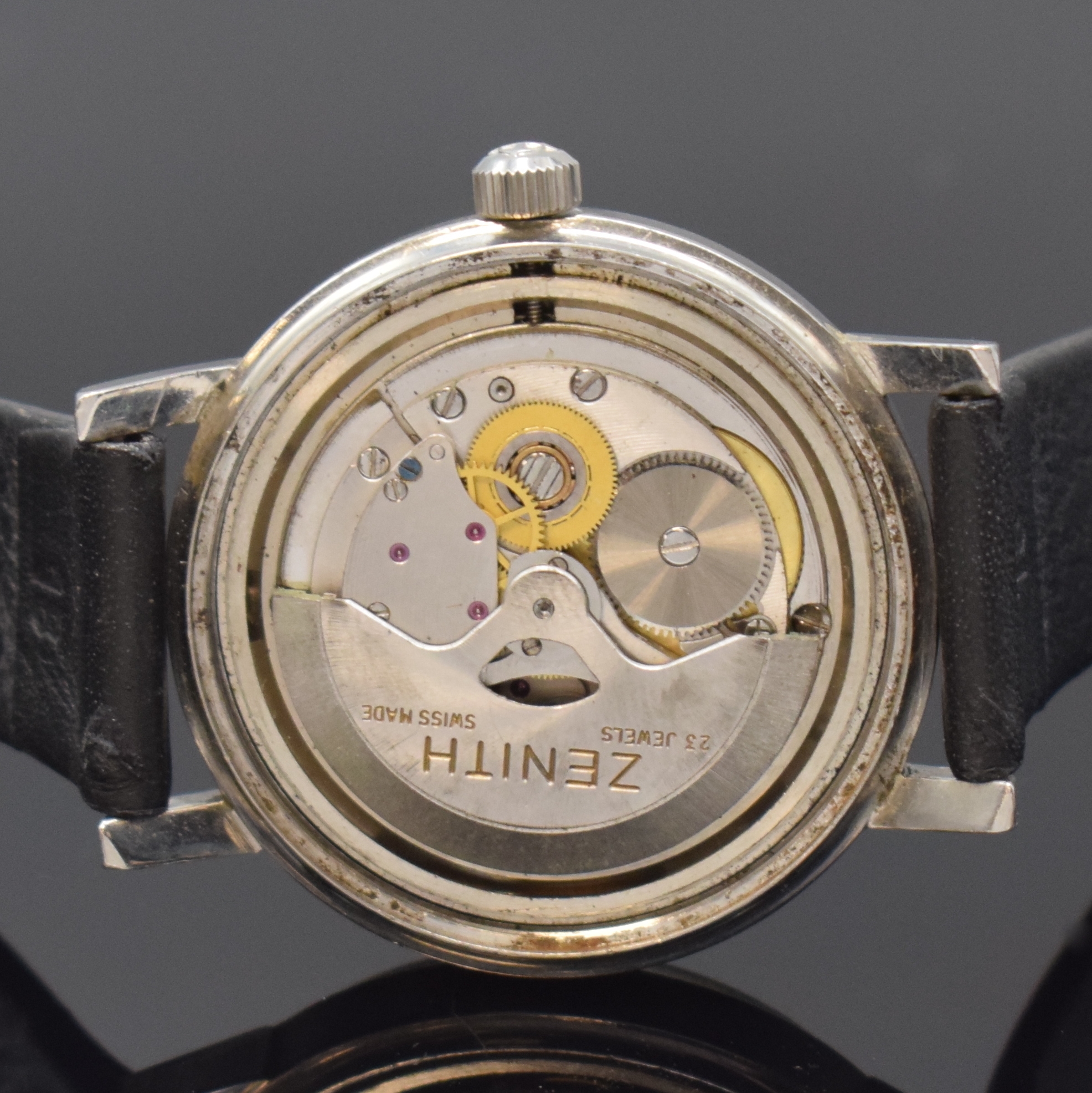 Detail d: ZENITH Herrenarmbanduhr, Automatik, Schweiz um 1965, Edelstahlgeh., Boden verschr., silbergraues Zifferbl. m. aufgel. Indizes altersbed., fl./pat., ...
