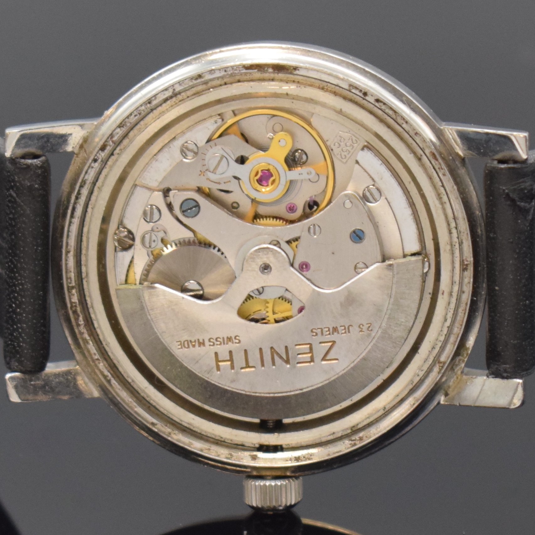 Detail e: ZENITH Herrenarmbanduhr, Automatik, Schweiz um 1965, Edelstahlgeh., Boden verschr., silbergraues Zifferbl. m. aufgel. Indizes altersbed., fl./pat., ...