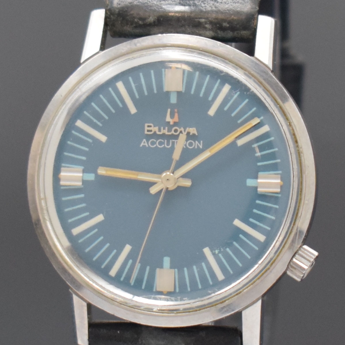 Detail a: BULOVA Herrenarmbanduhr Accutron, Schweiz um 1969, Edelstahlgeh., Bod. geschr., Stimmgabelschwingerprinzip, Patent von Bulova, Werk verg., Kal. ...