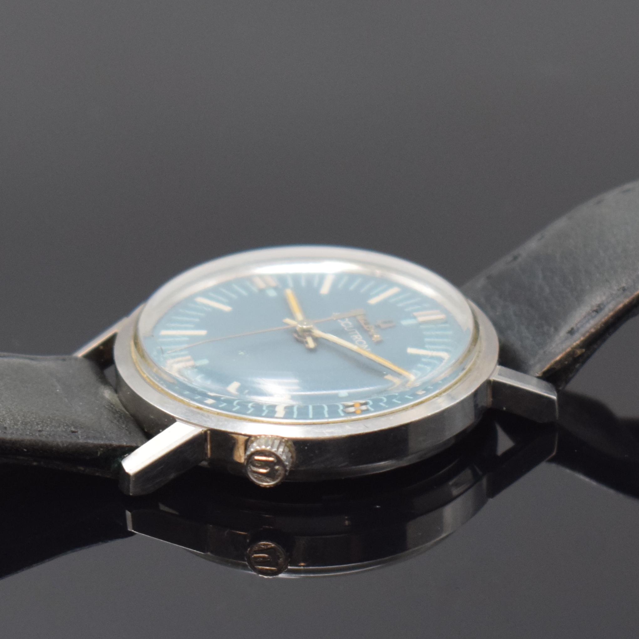 Detail b: BULOVA Herrenarmbanduhr Accutron, Schweiz um 1969, Edelstahlgeh., Bod. geschr., Stimmgabelschwingerprinzip, Patent von Bulova, Werk verg., Kal. ...