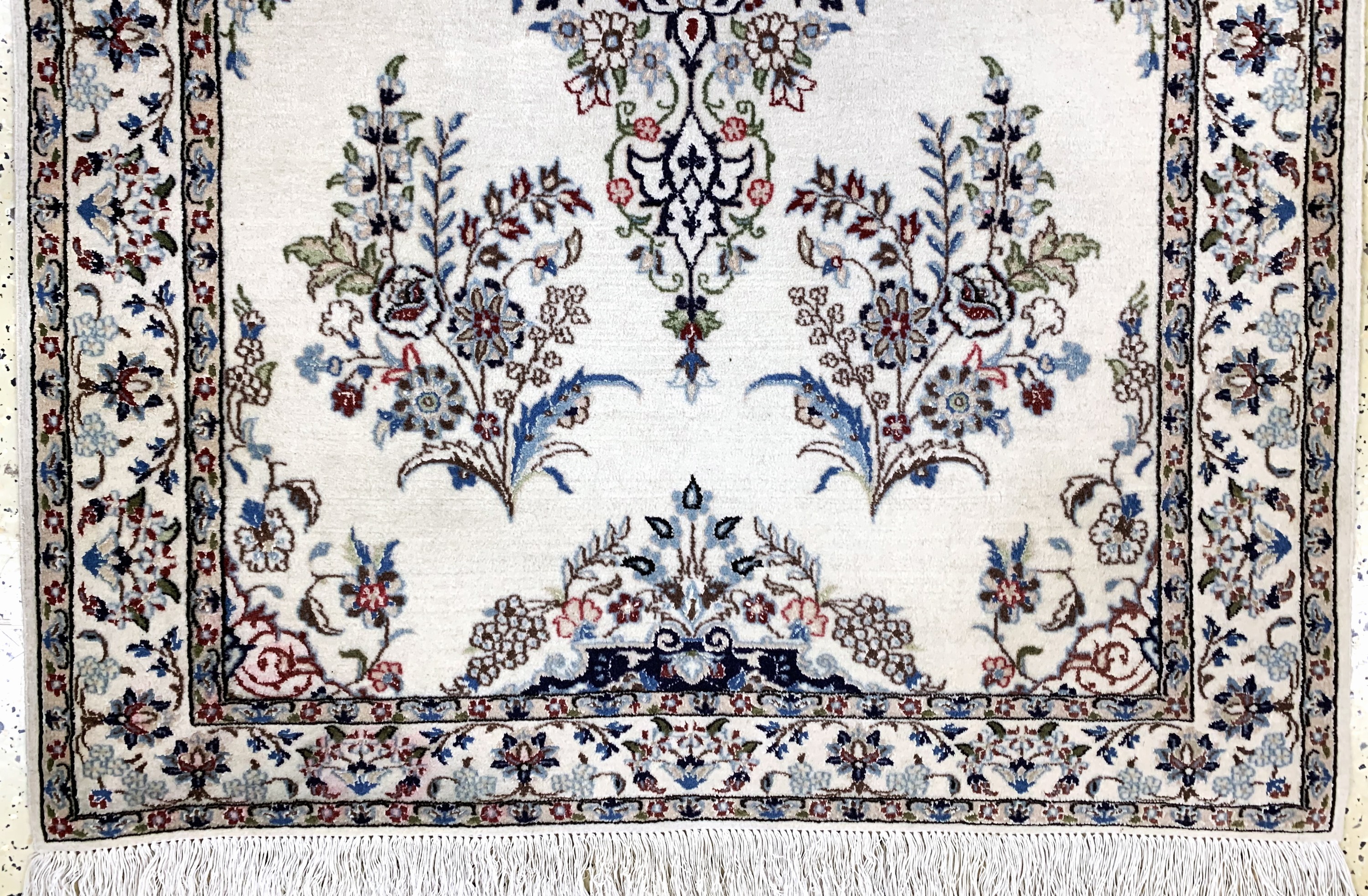 Detail c: Nain fein(6 La), Persien, Ende 20.Jhd, Korkwolle mit Seide, ca. 144 x 100 cm, leicht verfärbt, EHZ: 2