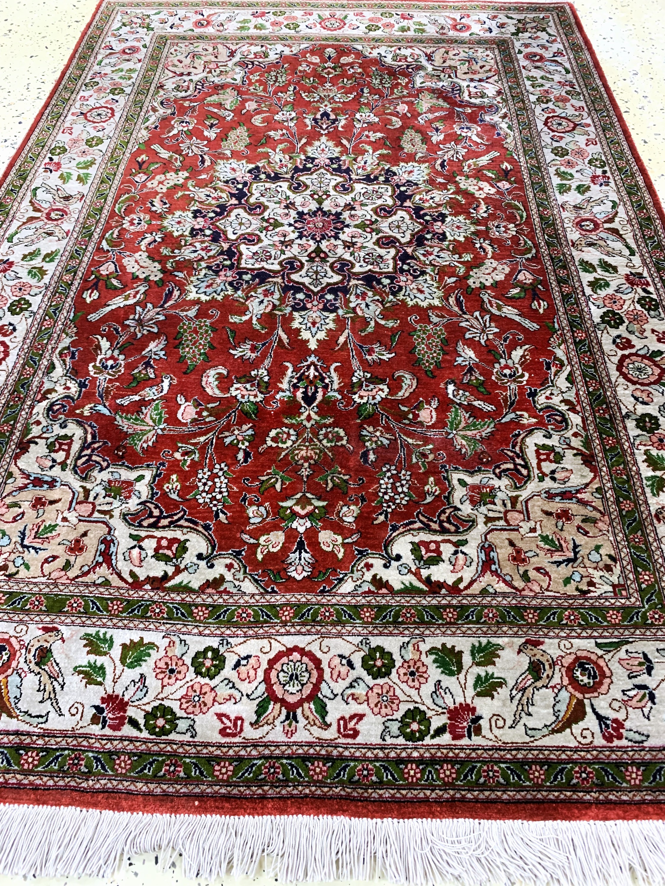 Detail d: Ghom Seide, Persien, Mitte 20.Jhd, reine Naturseide, ca. 152 x 102 cm, Reinigungsbedürftig, EHZ: 2