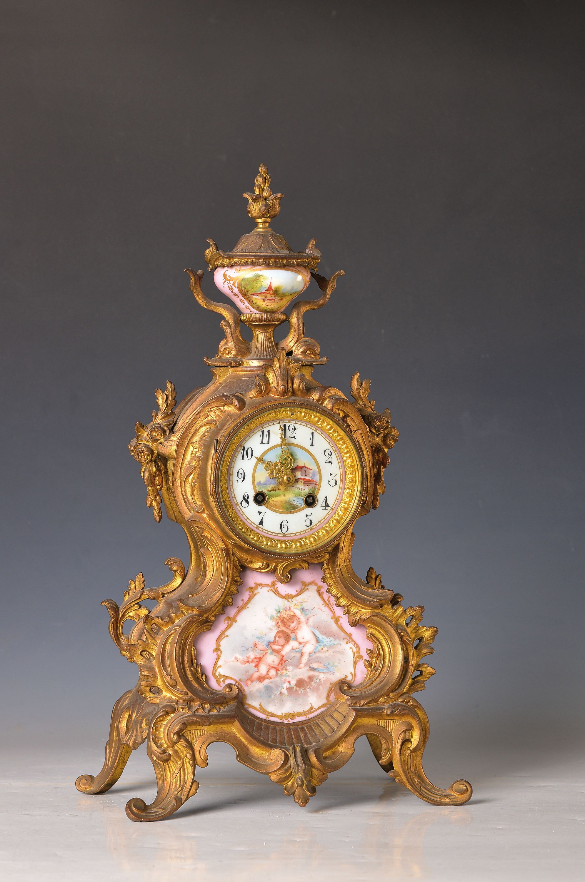 Pendule, Frankreich, um 1890, verziertes Messinggehäuse in Rokokoform, mit Resten alterVergoldung, eine kleine Applikation fehlt, bemalte ...