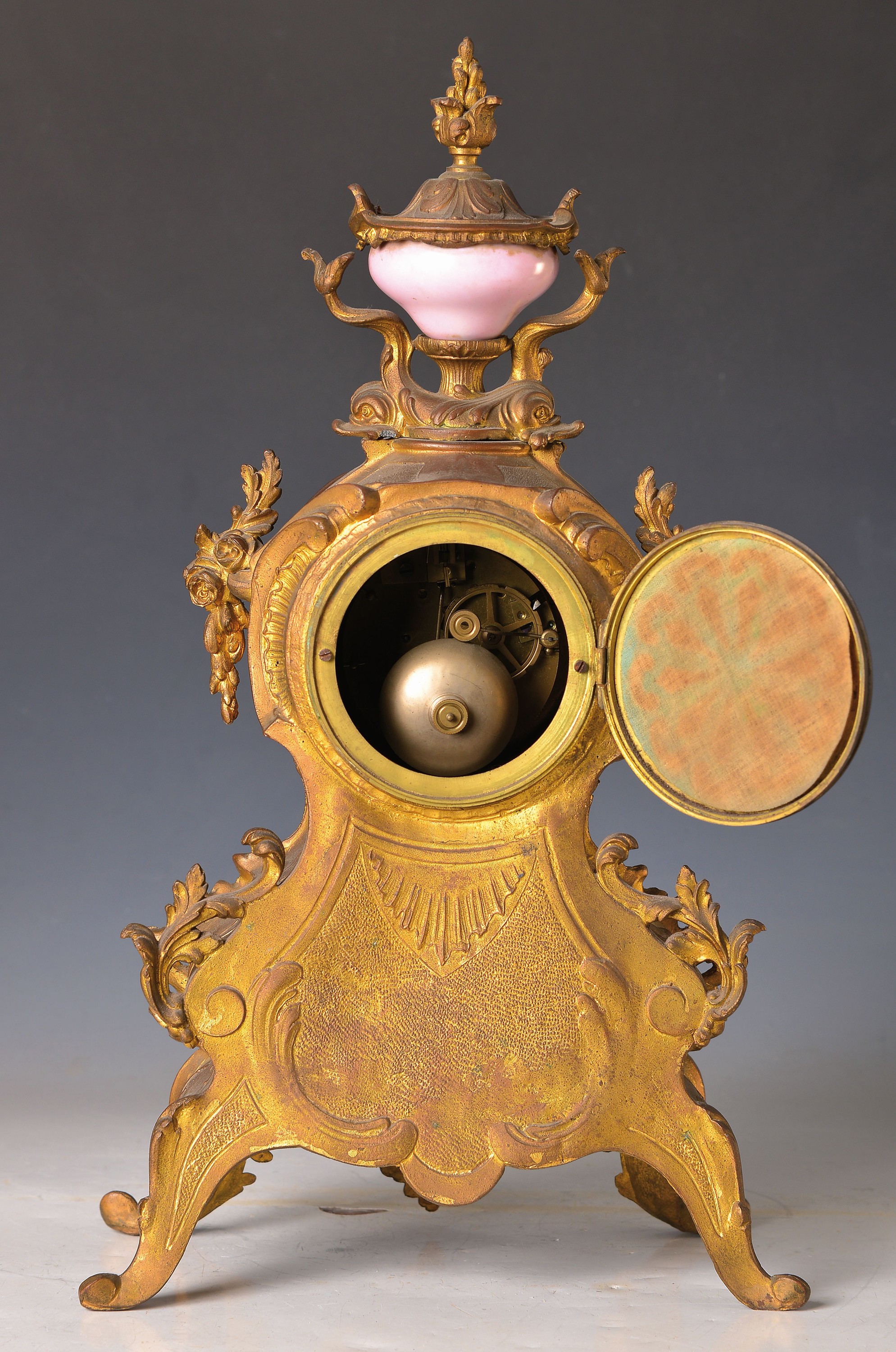 Detail e: Pendule, Frankreich, um 1890, verziertes Messinggehäuse in Rokokoform, mit Resten alterVergoldung, eine kleine Applikation fehlt, bemalte ...