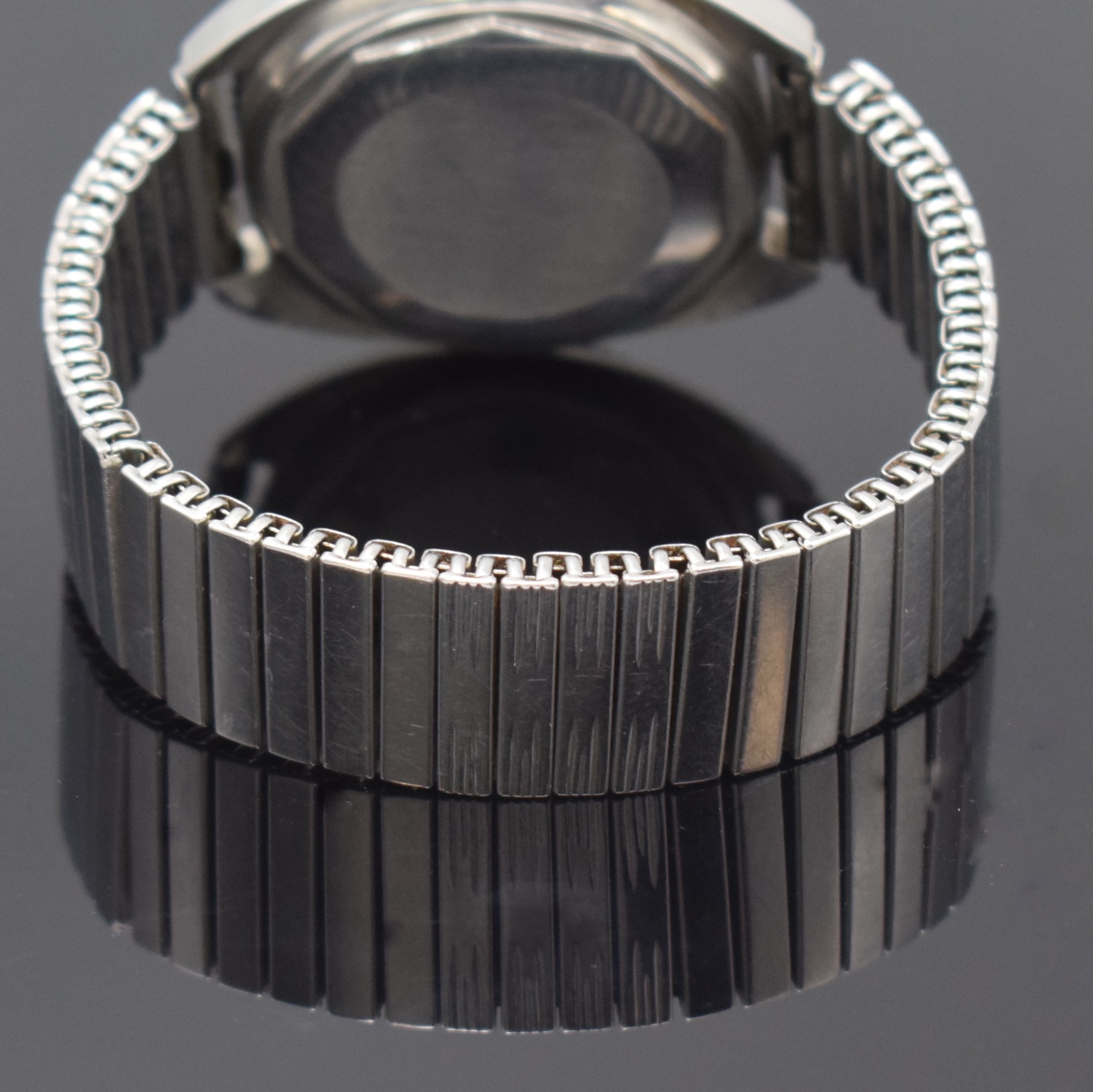 Detail b: TISSOT Navigator Herrenarmbanduhr in Stahl, Schweiz um 1970, Automatik, Boden geschr., neutr. Flexband, Lünette m. 60er Teilung eins. drehb., ...
