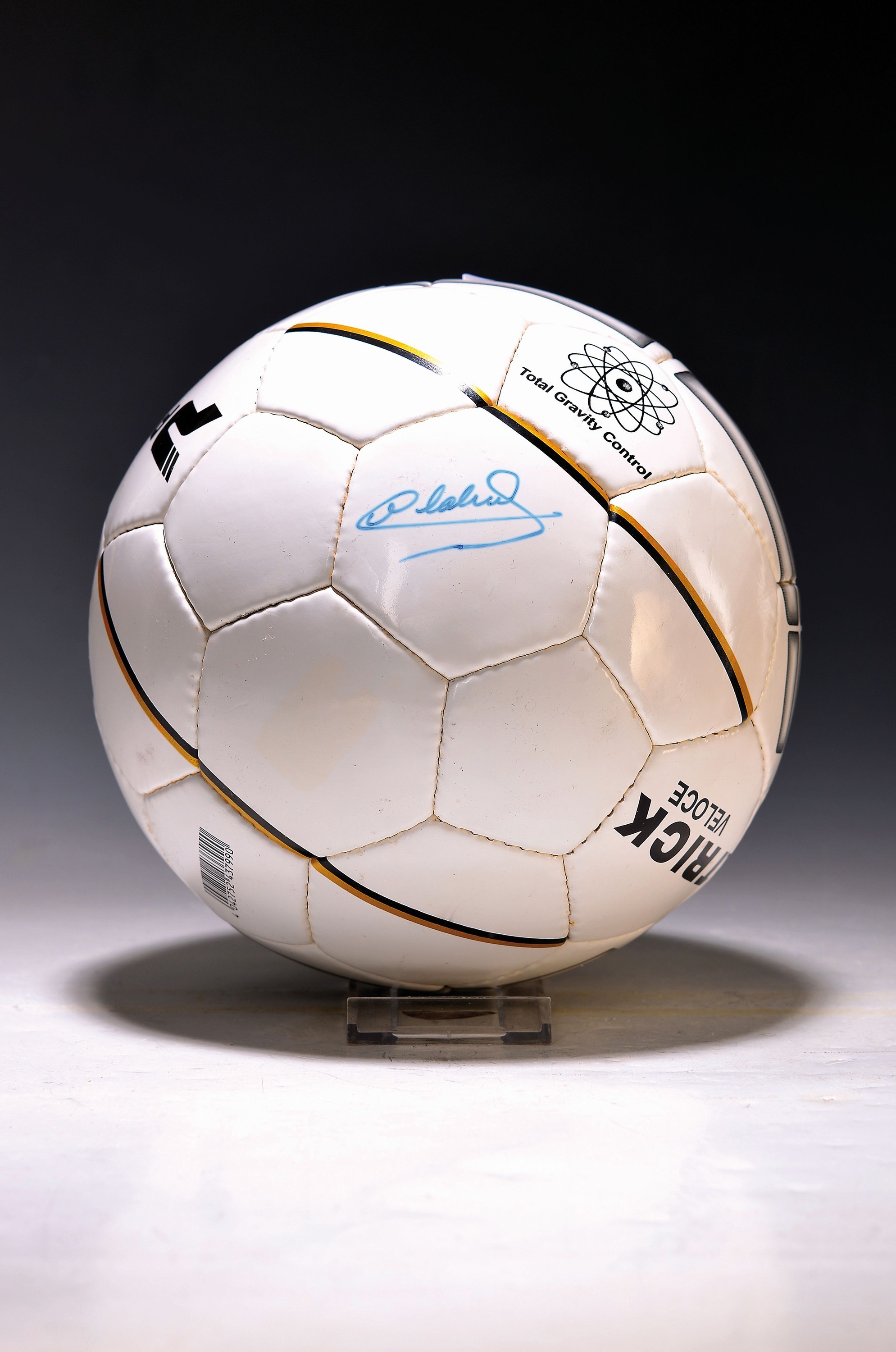 Fußball mit orig. Signatur Michel Platini, (geb. 1955), galt in den 1980er Jahren als bester Spieler weltweit wurde 1983, 84 und 85 mit dem Ballon ...