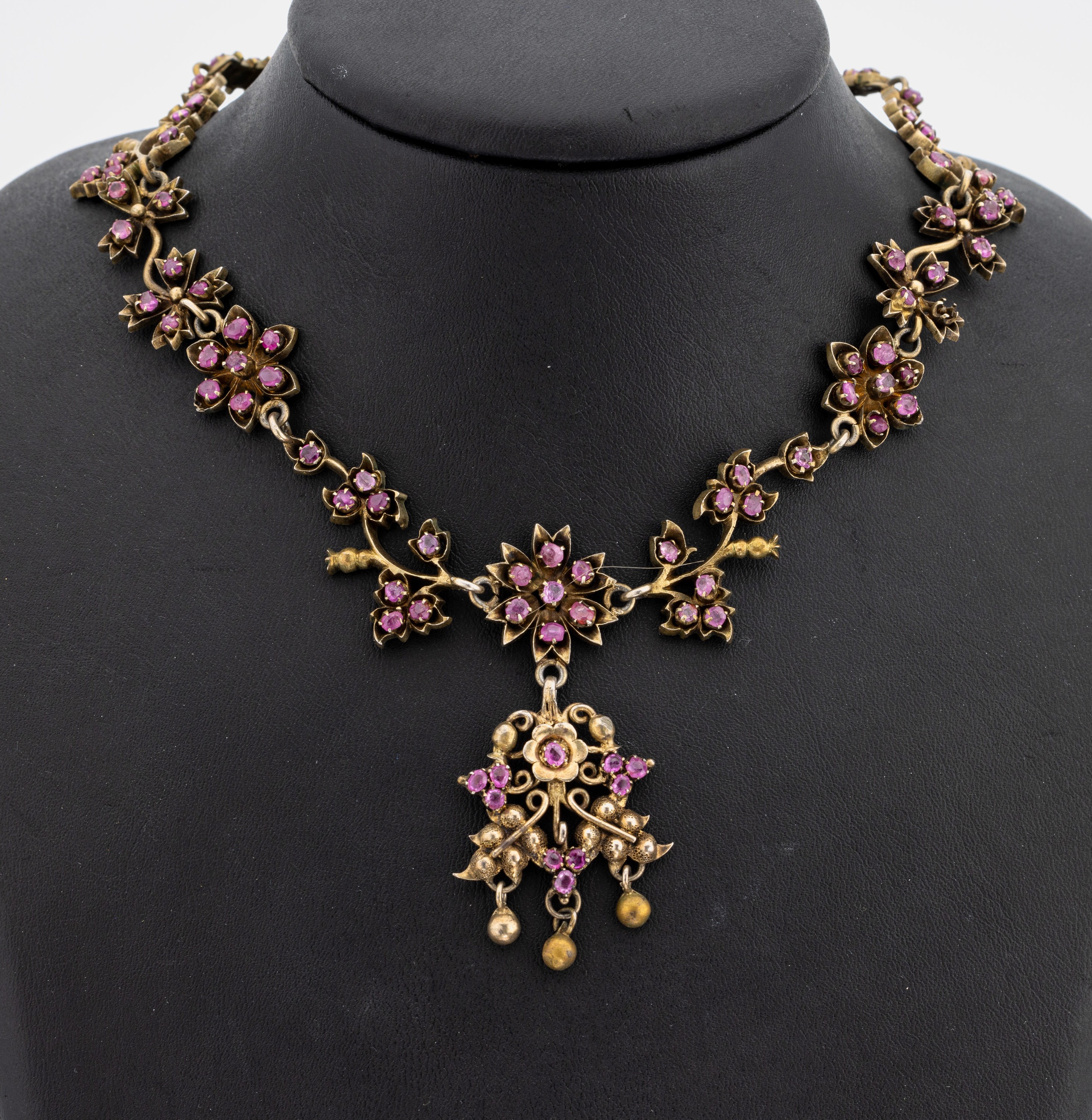 Rubin-Collier, um 1900, Silber verg. gepr.,florale Gestaltung, ausgefasst wohl mit rundfacett. Rubinen zus. ca. 8.45 ct, L. ca. 39 cm, Hakenschließe