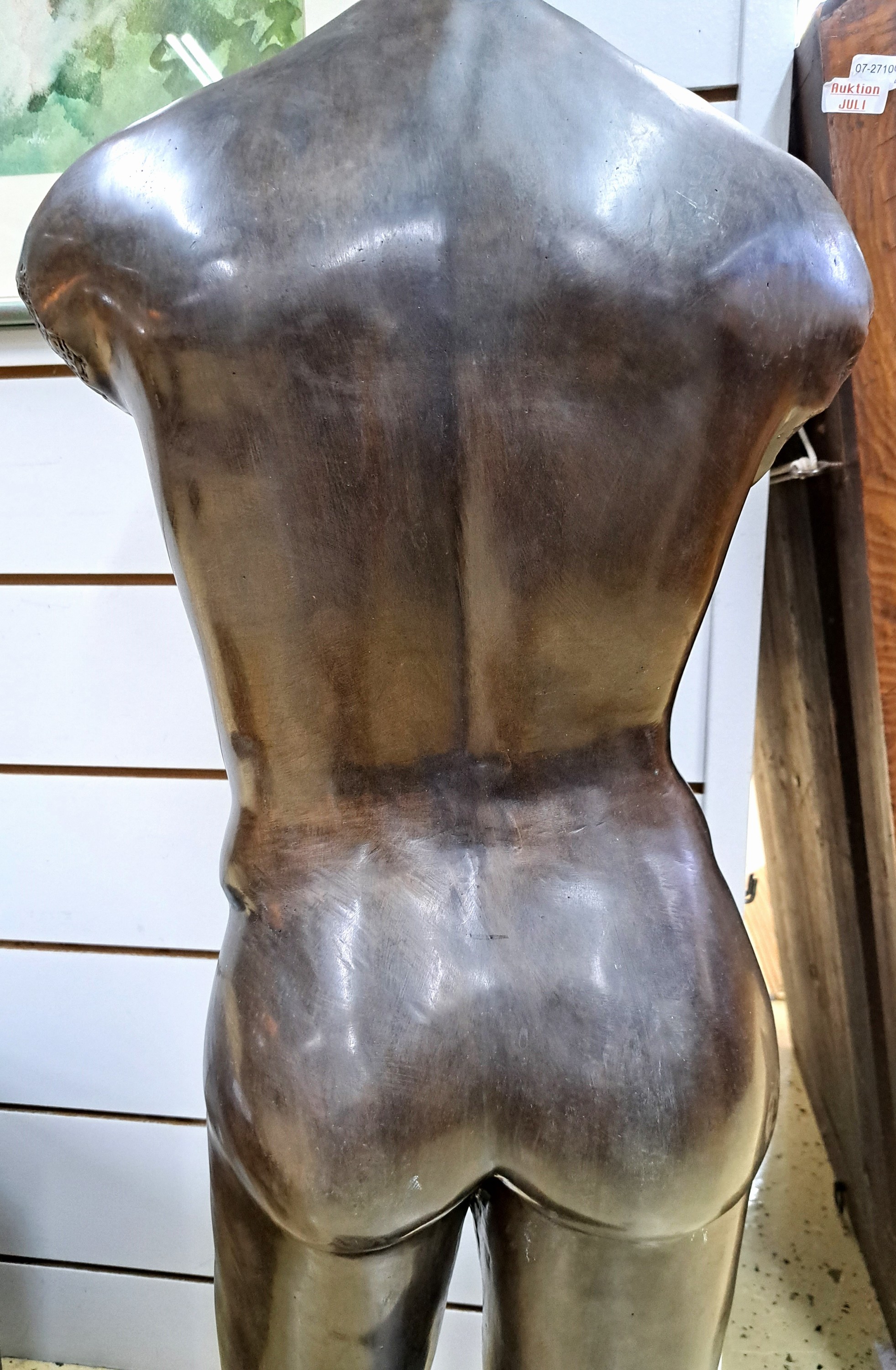 Detail b: Große zeitgenössische Bronzefigur, männlicher Torso, Bronzeguß, unsigniert, Holzsockel, Gesamth. ca. 98 cm