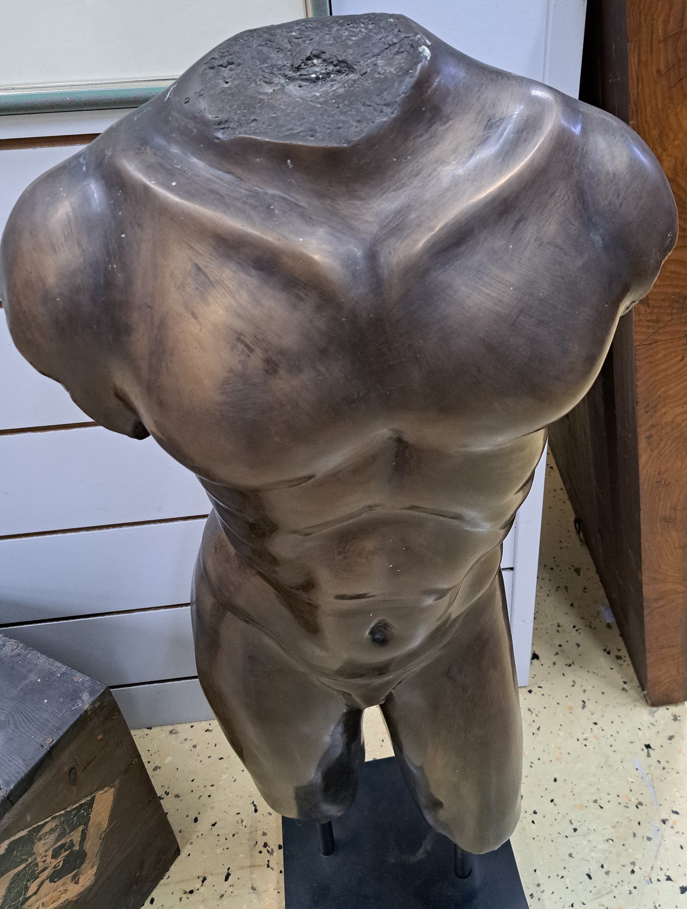 Detail c: Große zeitgenössische Bronzefigur, männlicher Torso, Bronzeguß, unsigniert, Holzsockel, Gesamth. ca. 98 cm