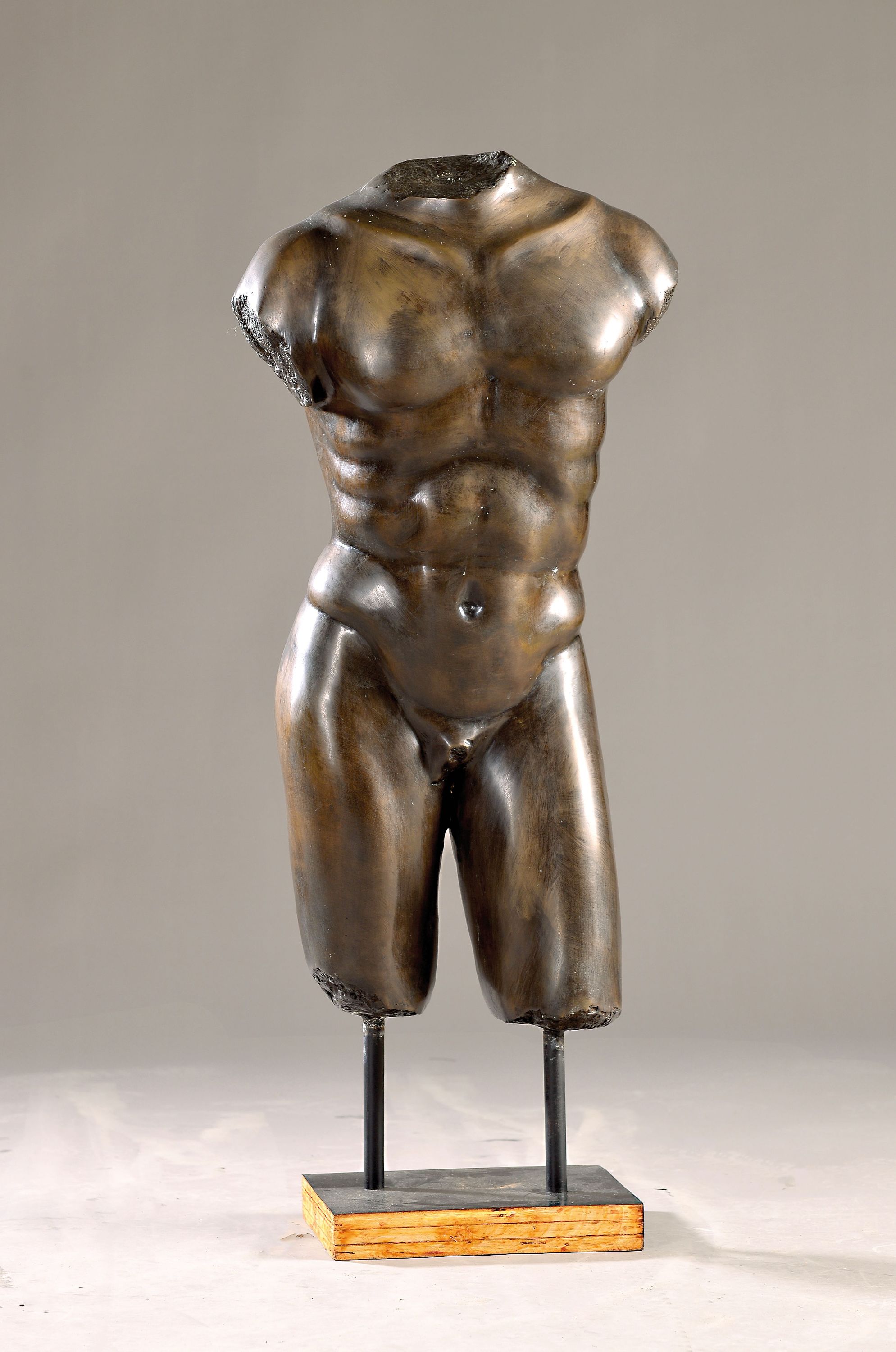 Detail k: Große zeitgenössische Bronzefigur, männlicher Torso, Bronzeguß, unsigniert, Holzsockel, Gesamth. ca. 98 cm