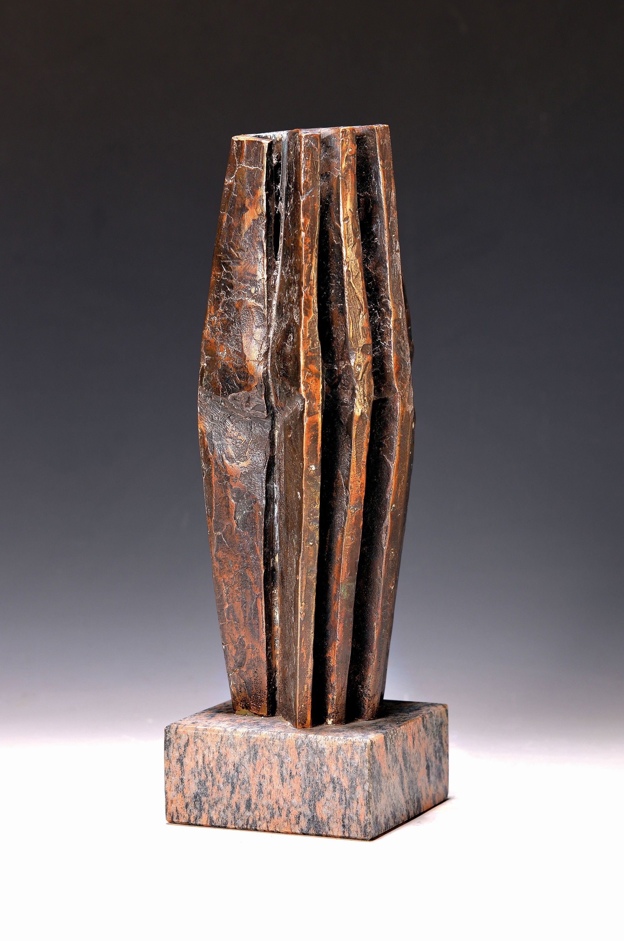 Erich Sauer, geb. 1931 Frankenthal, Bronzeskulptur, "Aufgefächert", 1989, Signaturstempel, rot-grauer Granitsockel, H. 29/34 cm; aus ...