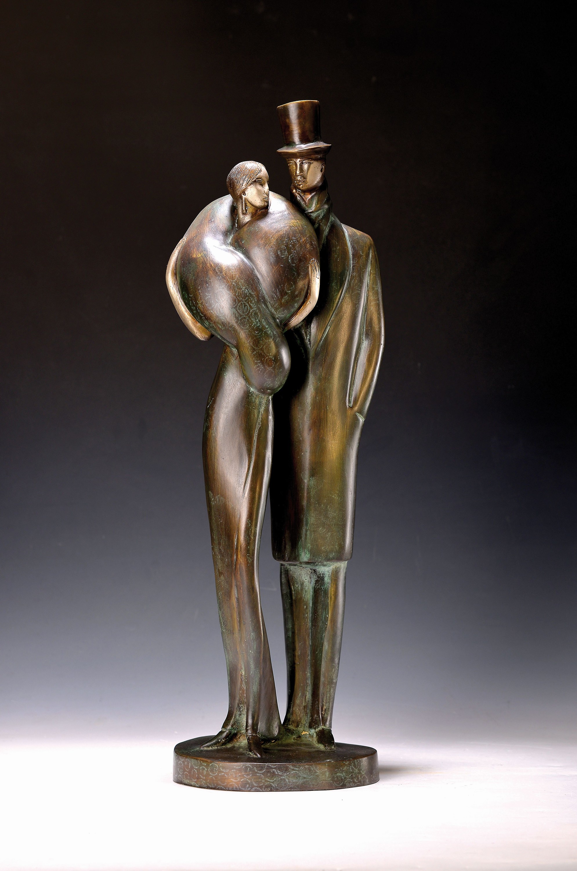 Zeitgenössische Bronzeskulptur eines Paares, im Stil des Art-Deco, Gesichter hell patiniert, H. ca. 57cm