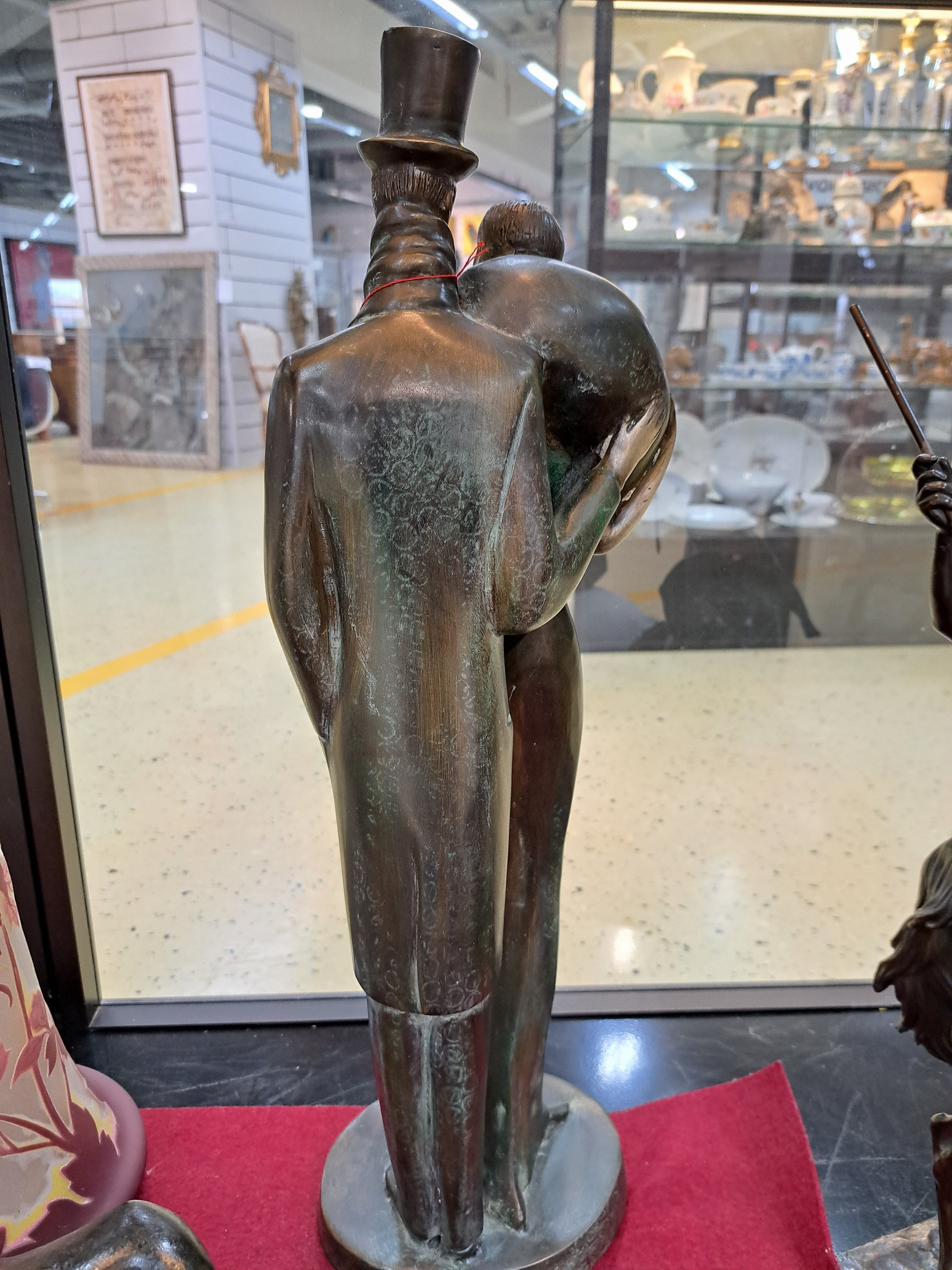 Detail d: Zeitgenössische Bronzeskulptur eines Paares, im Stil des Art-Deco, Gesichter hell patiniert, H. ca. 57cm