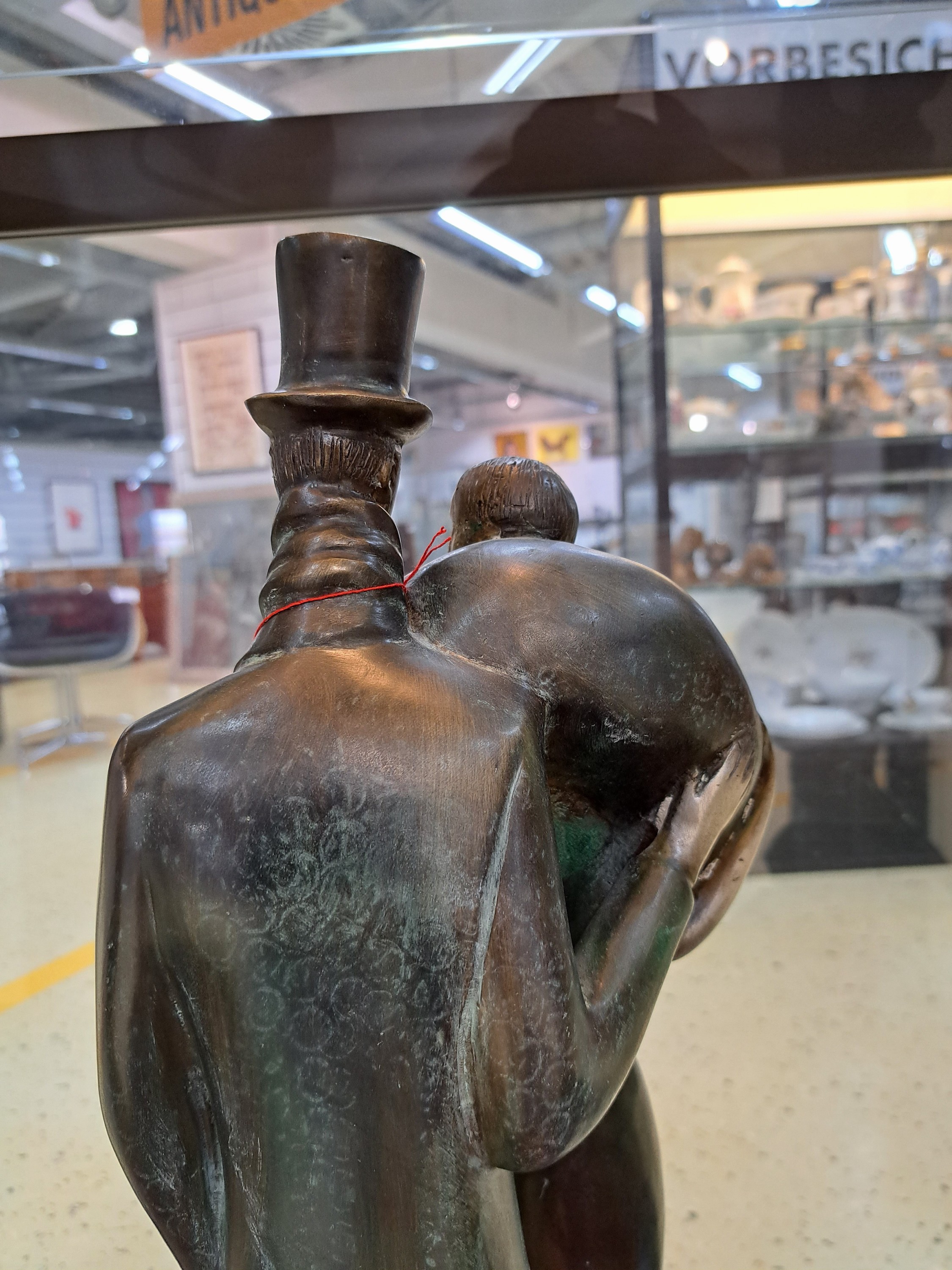 Detail e: Zeitgenössische Bronzeskulptur eines Paares, im Stil des Art-Deco, Gesichter hell patiniert, H. ca. 57cm