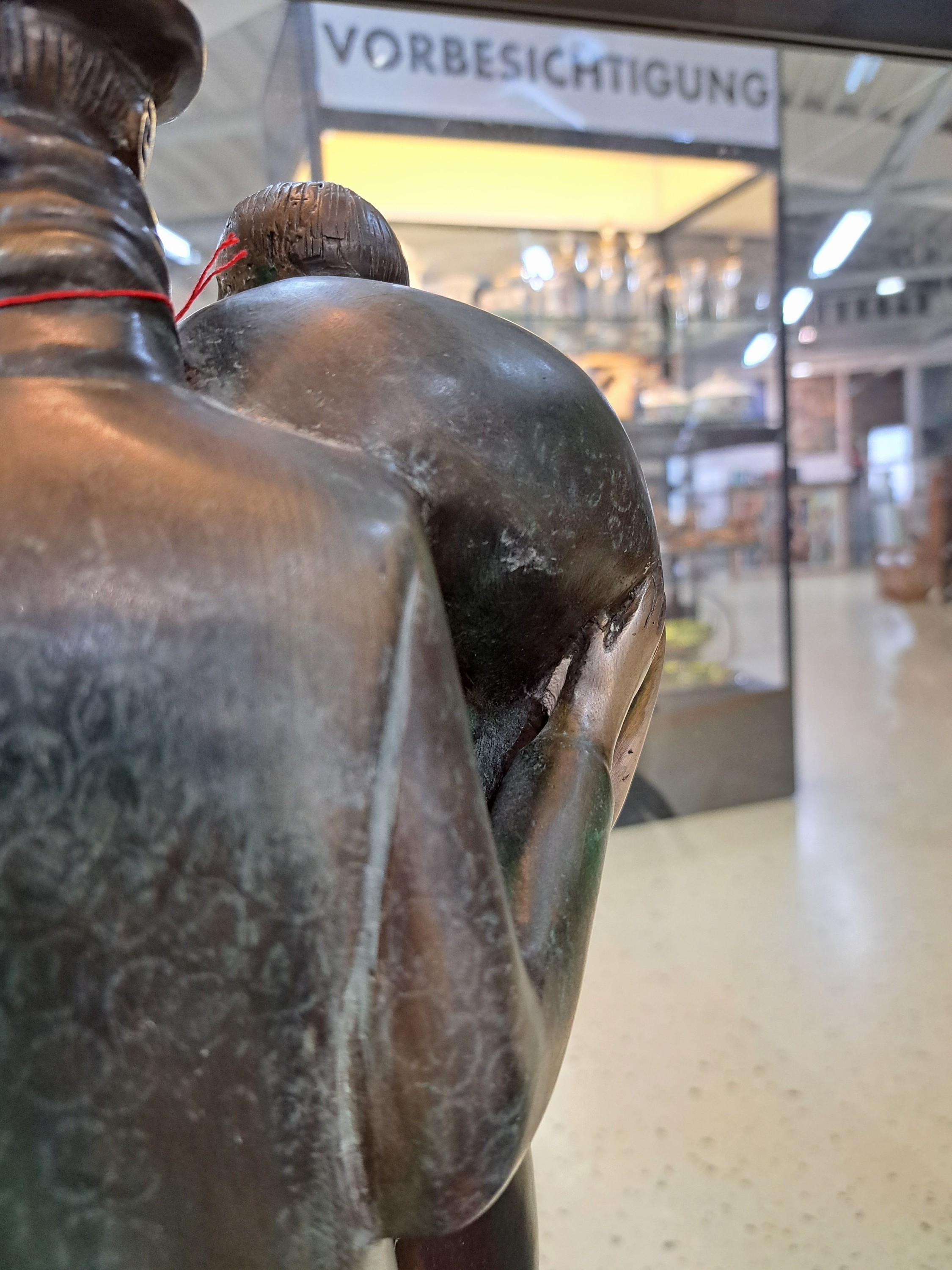 Detail f: Zeitgenössische Bronzeskulptur eines Paares, im Stil des Art-Deco, Gesichter hell patiniert, H. ca. 57cm