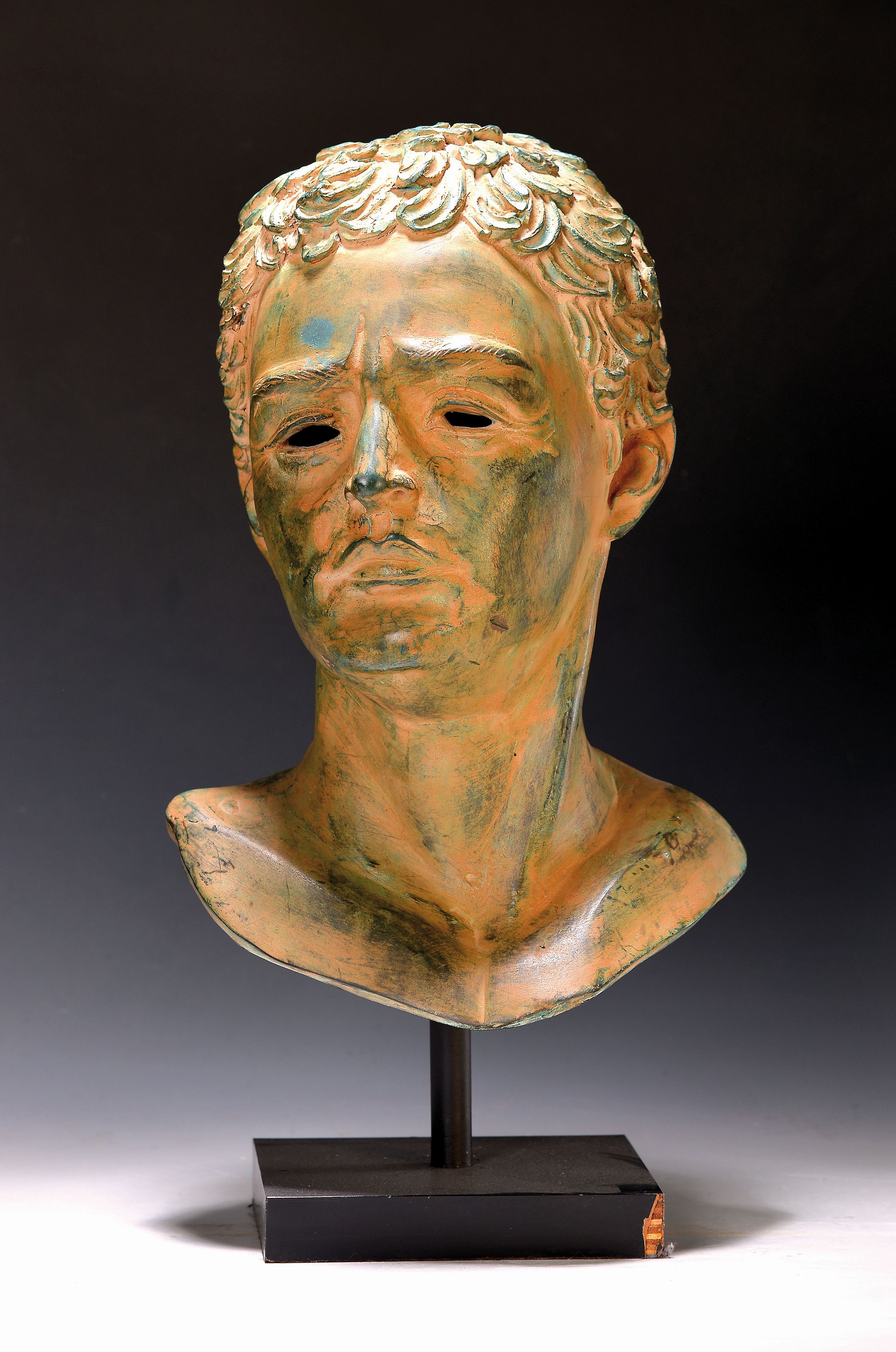 Moderne Replik eines antiken Kopfes, Bronzeguß, grün und hellbraun patiniert, aufgeständert, Holzsockel, Gesamthöhe ca. 51cm
