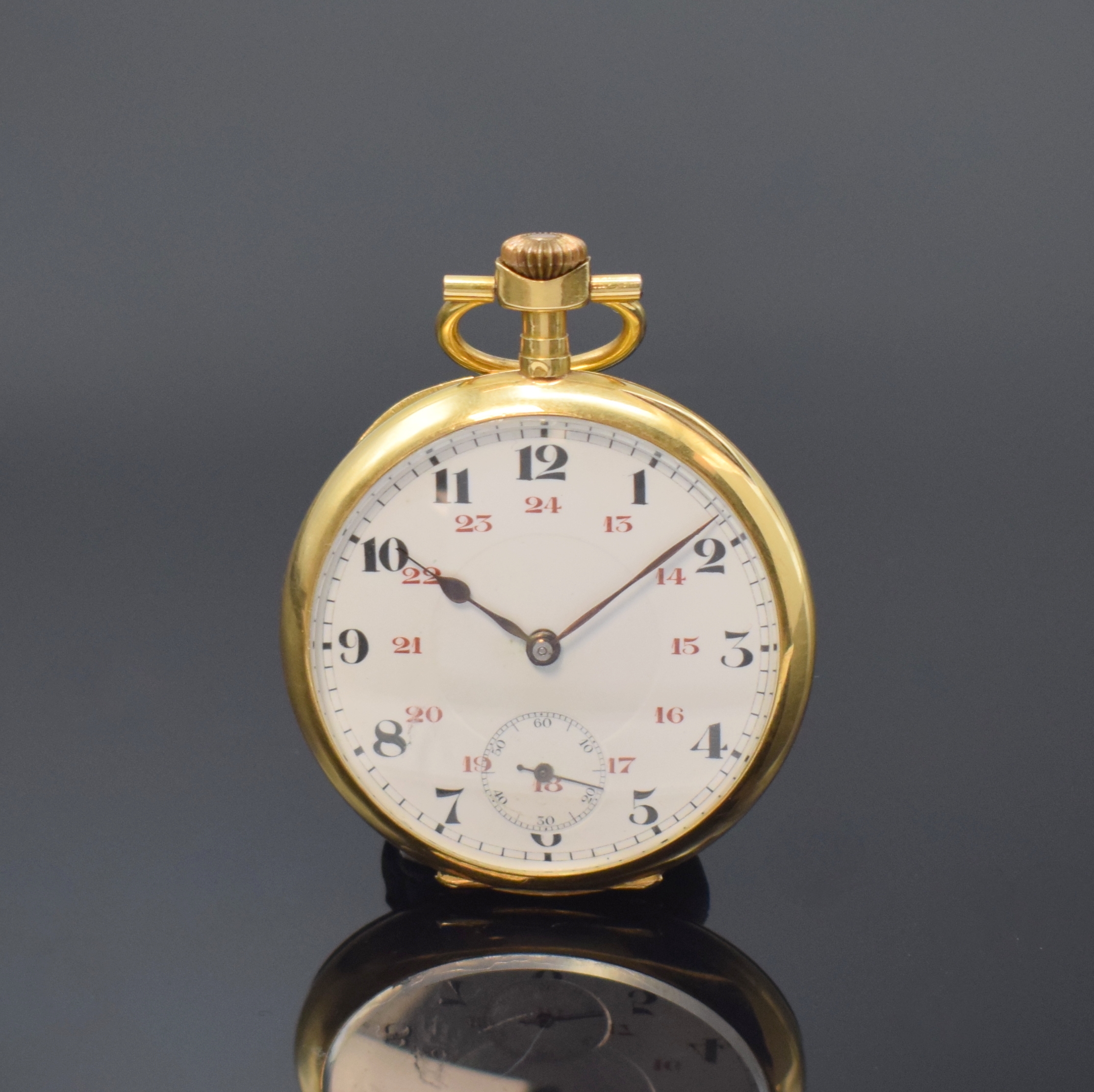 Offene Taschenuhr in GG 750/000, Schweiz um 1910, 3 Deckel Goldgeh. dell., Emailzifferbl. m. arab. Zahlen, gebl. Zeiger (korrod.), kl. Sek. b. 6, ...