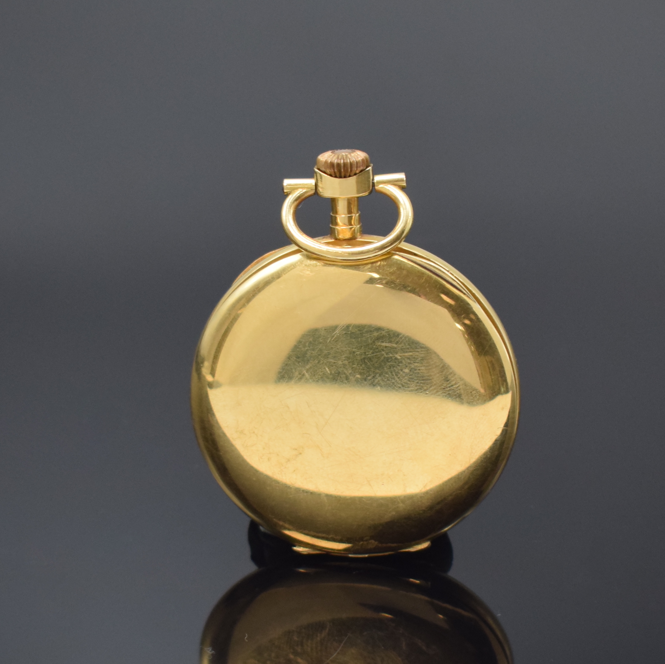 Detail a: Offene Taschenuhr in GG 750/000, Schweiz um 1910, 3 Deckel Goldgeh. dell., Emailzifferbl. m. arab. Zahlen, gebl. Zeiger (korrod.), kl. Sek. b. 6, ...
