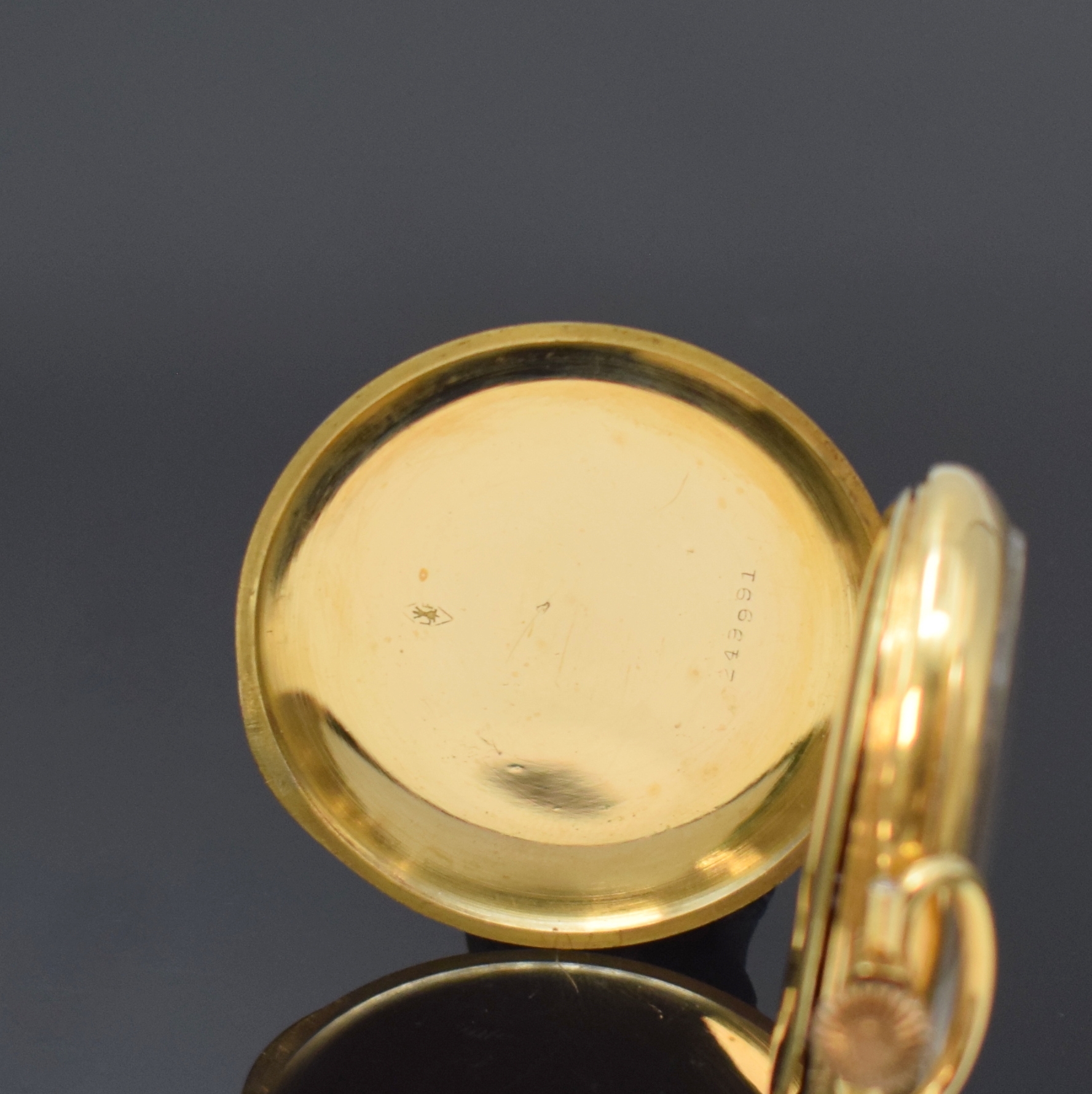 Detail b: Offene Taschenuhr in GG 750/000, Schweiz um 1910, 3 Deckel Goldgeh. dell., Emailzifferbl. m. arab. Zahlen, gebl. Zeiger (korrod.), kl. Sek. b. 6, ...