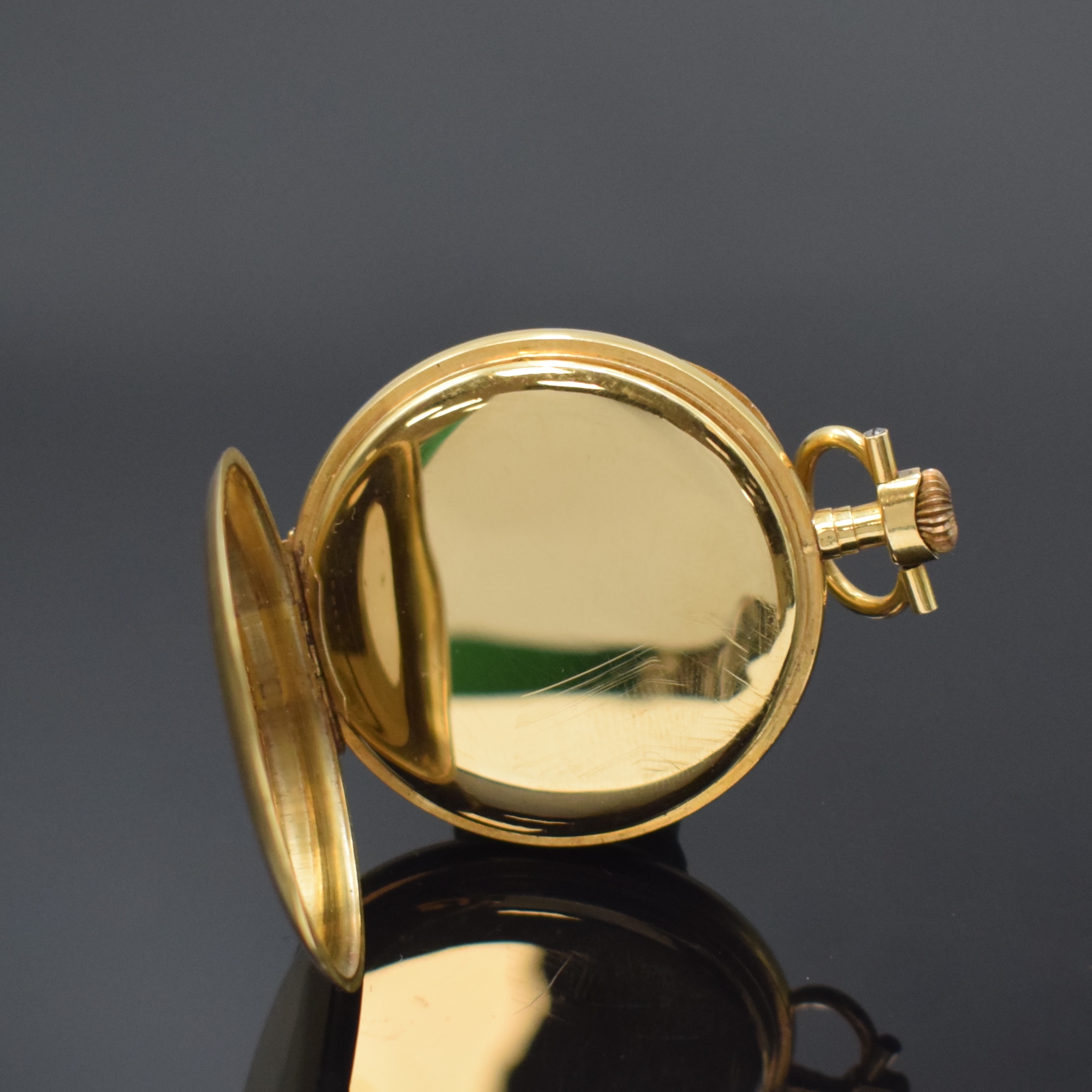 Detail c: Offene Taschenuhr in GG 750/000, Schweiz um 1910, 3 Deckel Goldgeh. dell., Emailzifferbl. m. arab. Zahlen, gebl. Zeiger (korrod.), kl. Sek. b. 6, ...