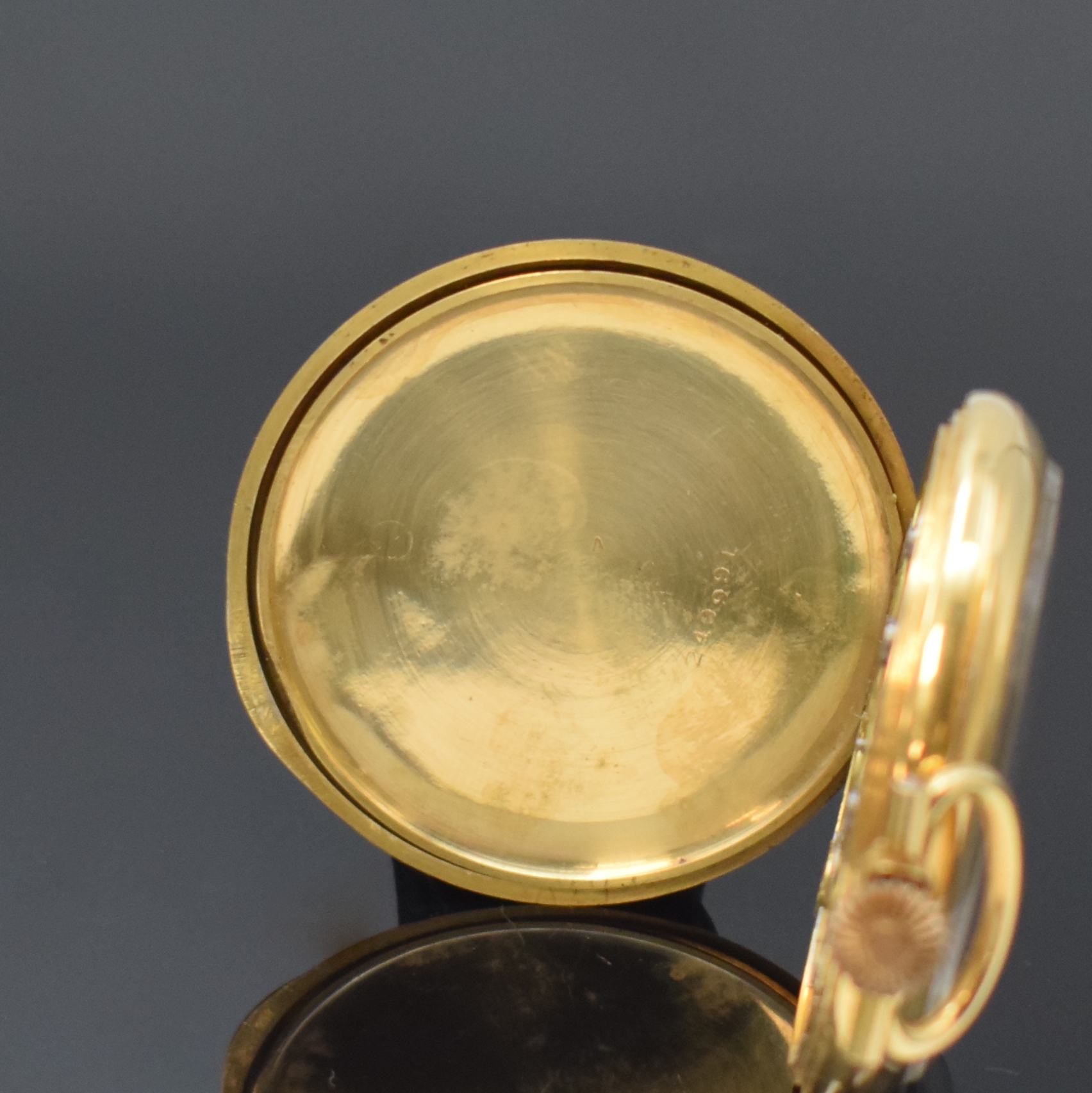 Detail d: Offene Taschenuhr in GG 750/000, Schweiz um 1910, 3 Deckel Goldgeh. dell., Emailzifferbl. m. arab. Zahlen, gebl. Zeiger (korrod.), kl. Sek. b. 6, ...